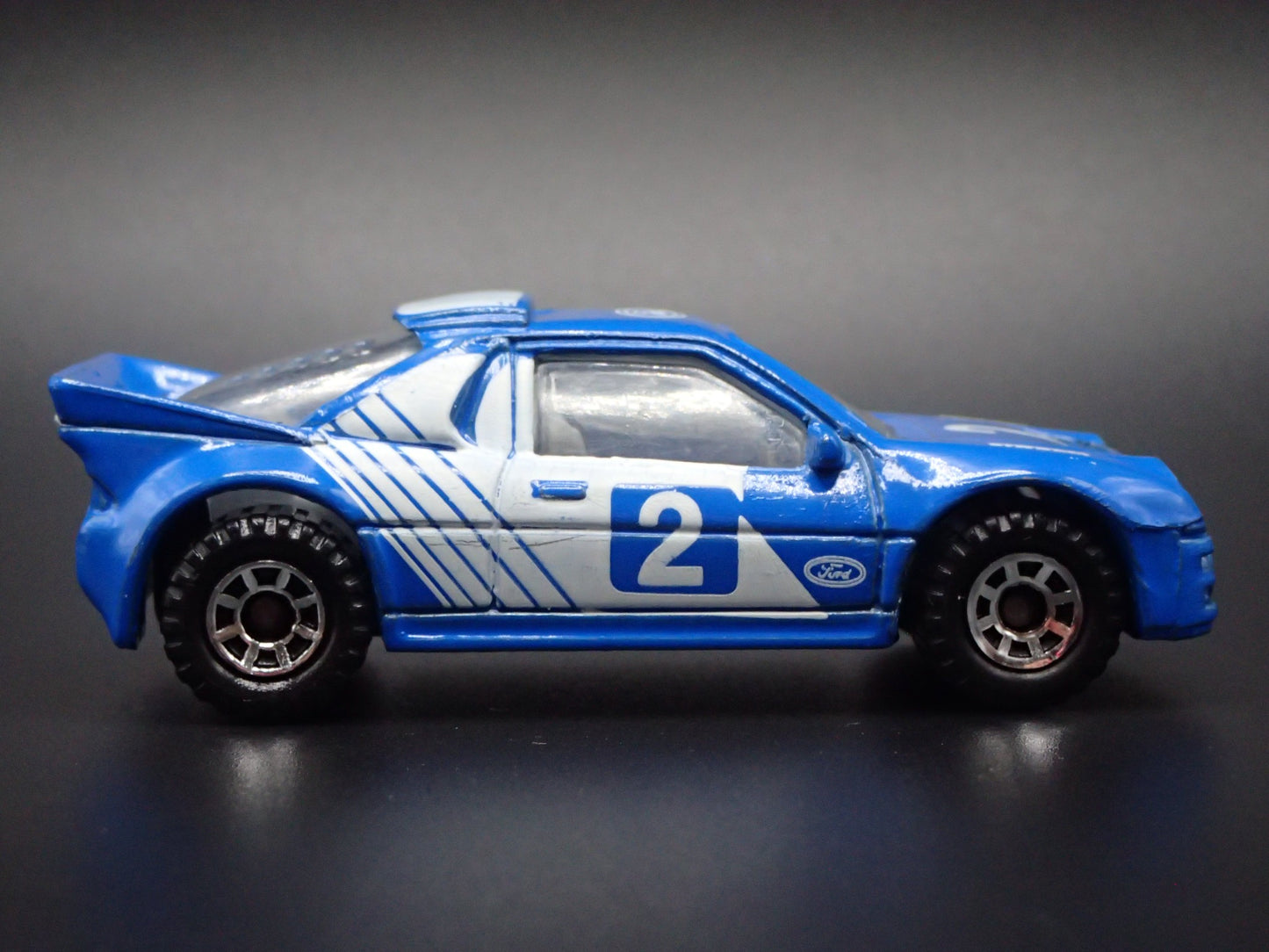 1984-1986 FORD RS 200 RACE CAR 1:64 SCALE COLLECTIBLE DIORAMA DIECAST MODEL CAR