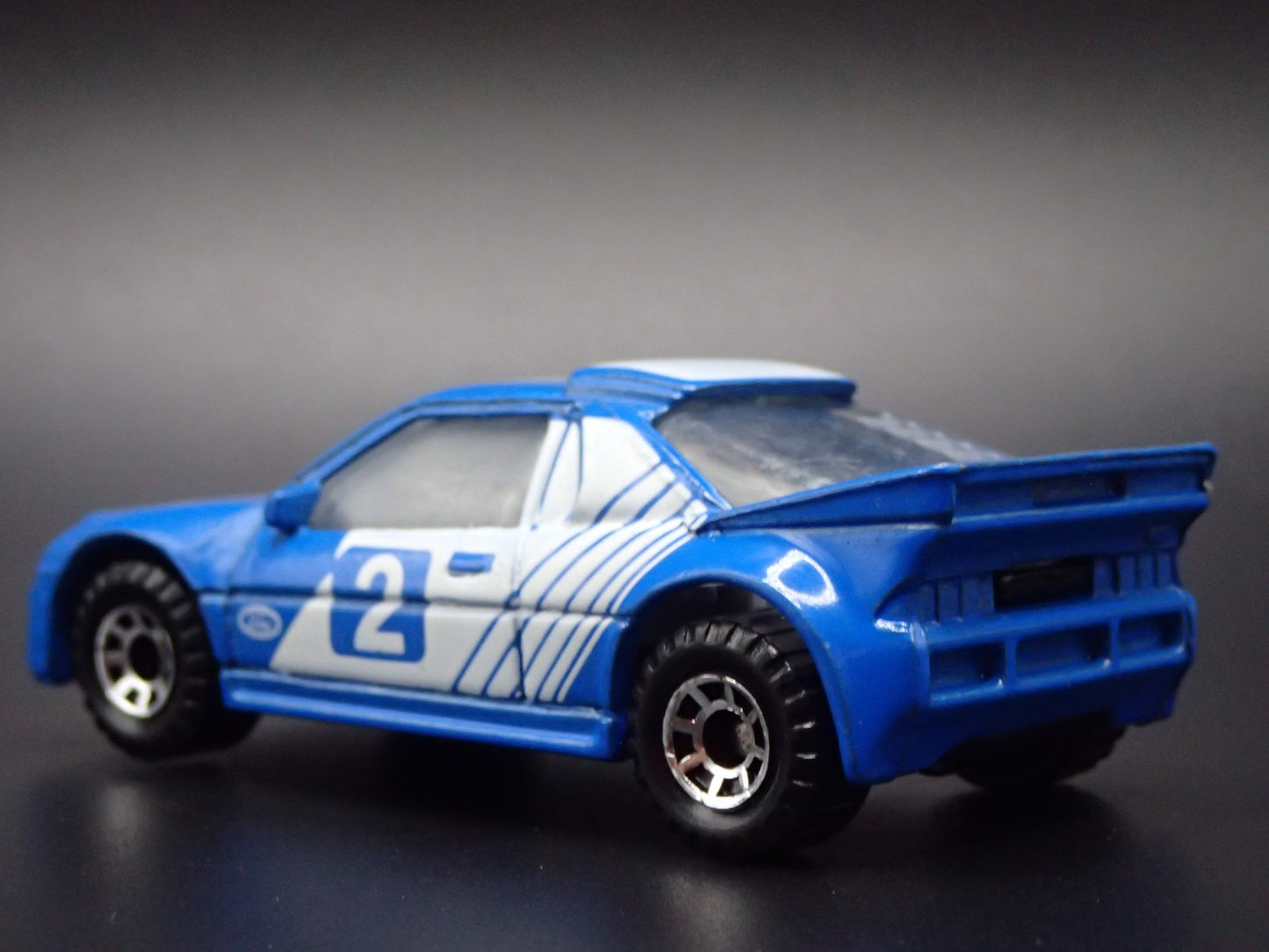1984-1986 FORD RS 200 RACE CAR 1:64 SCALE COLLECTIBLE DIORAMA DIECAST MODEL CAR