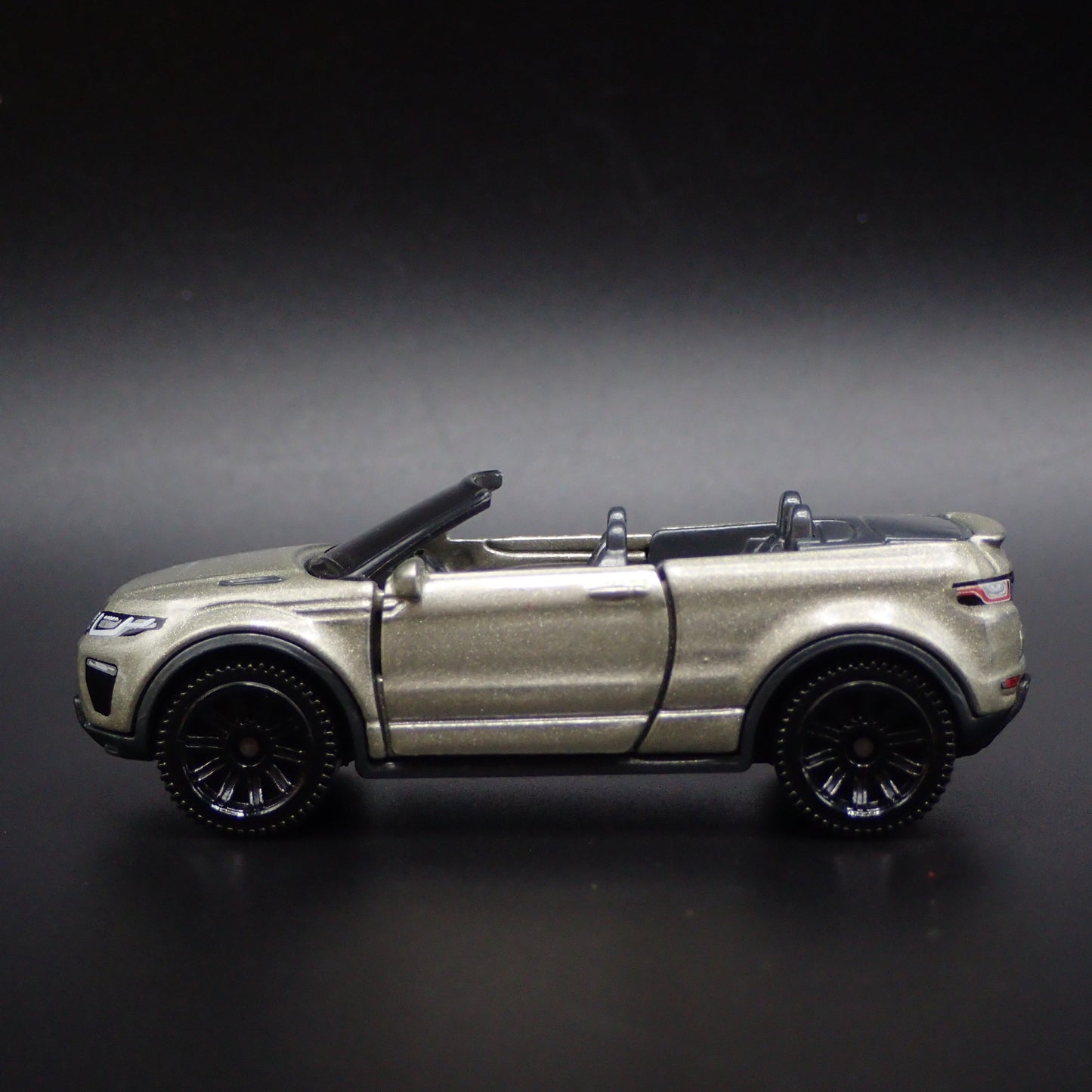 2017-2018 RANGE ROVER EVOQUE CONVERIBLE 1:64 SCALE DIORAMA DIECAST MODEL CAR