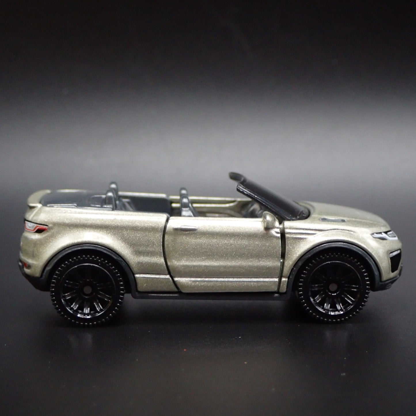 2017-2018 RANGE ROVER EVOQUE CONVERIBLE 1:64 SCALE DIORAMA DIECAST MODEL CAR