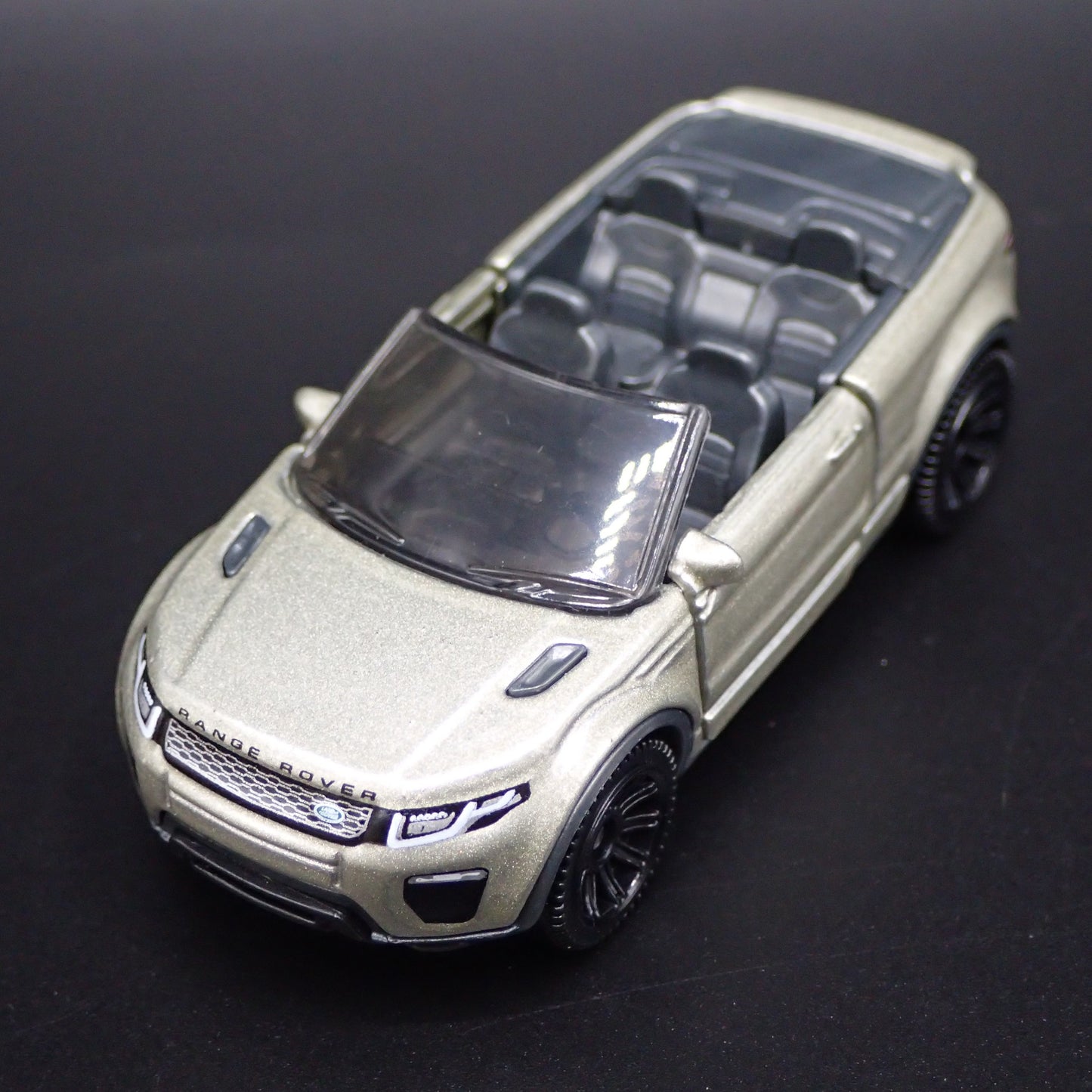 2017-2018 RANGE ROVER EVOQUE CONVERIBLE 1:64 SCALE DIORAMA DIECAST MODEL CAR