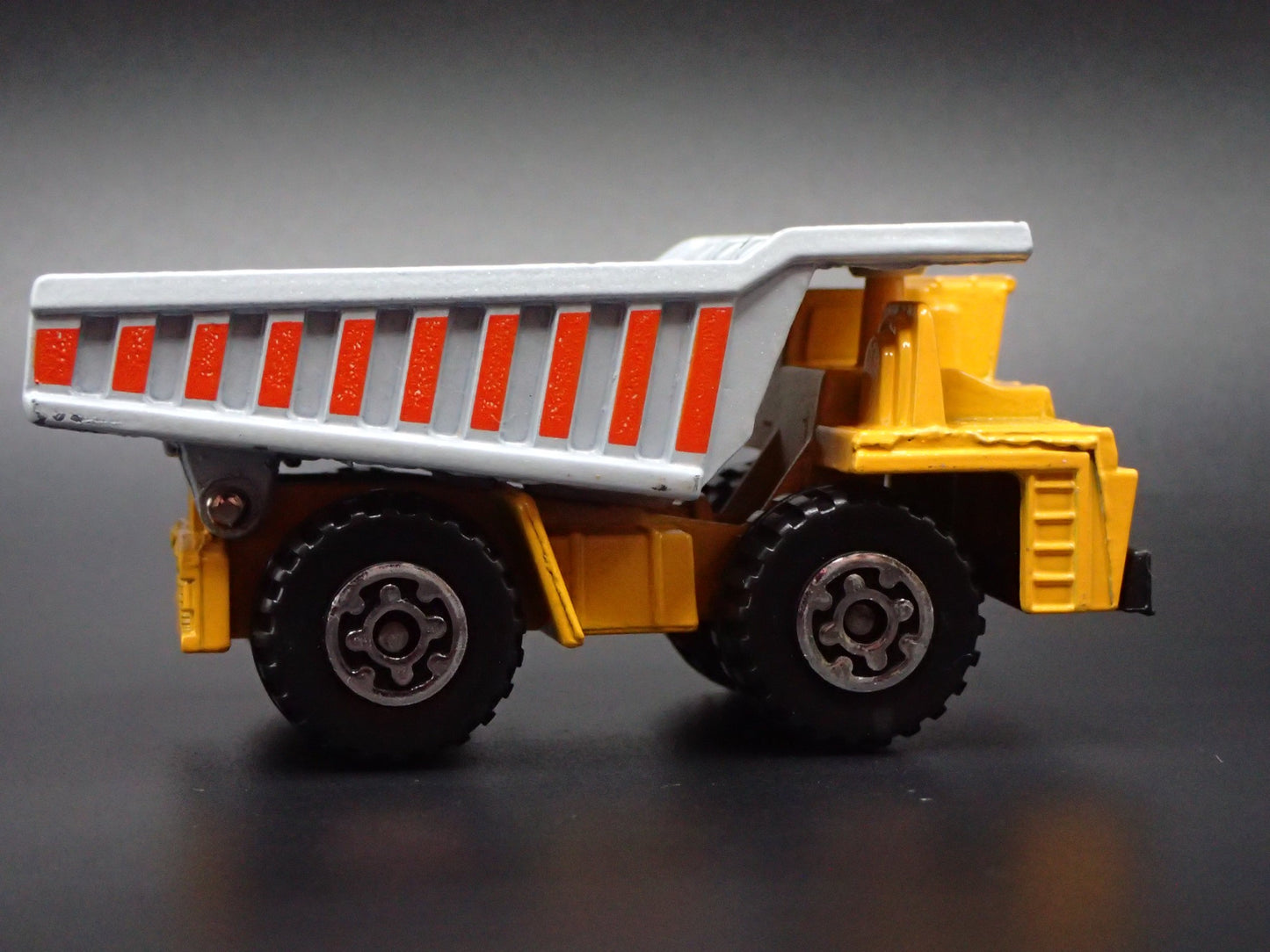 VINTAGE DUMP TRUCK YELLOW 1:64 MB SCALE COLLECTIBLE DIORAMA DIECAST MODEL CAR