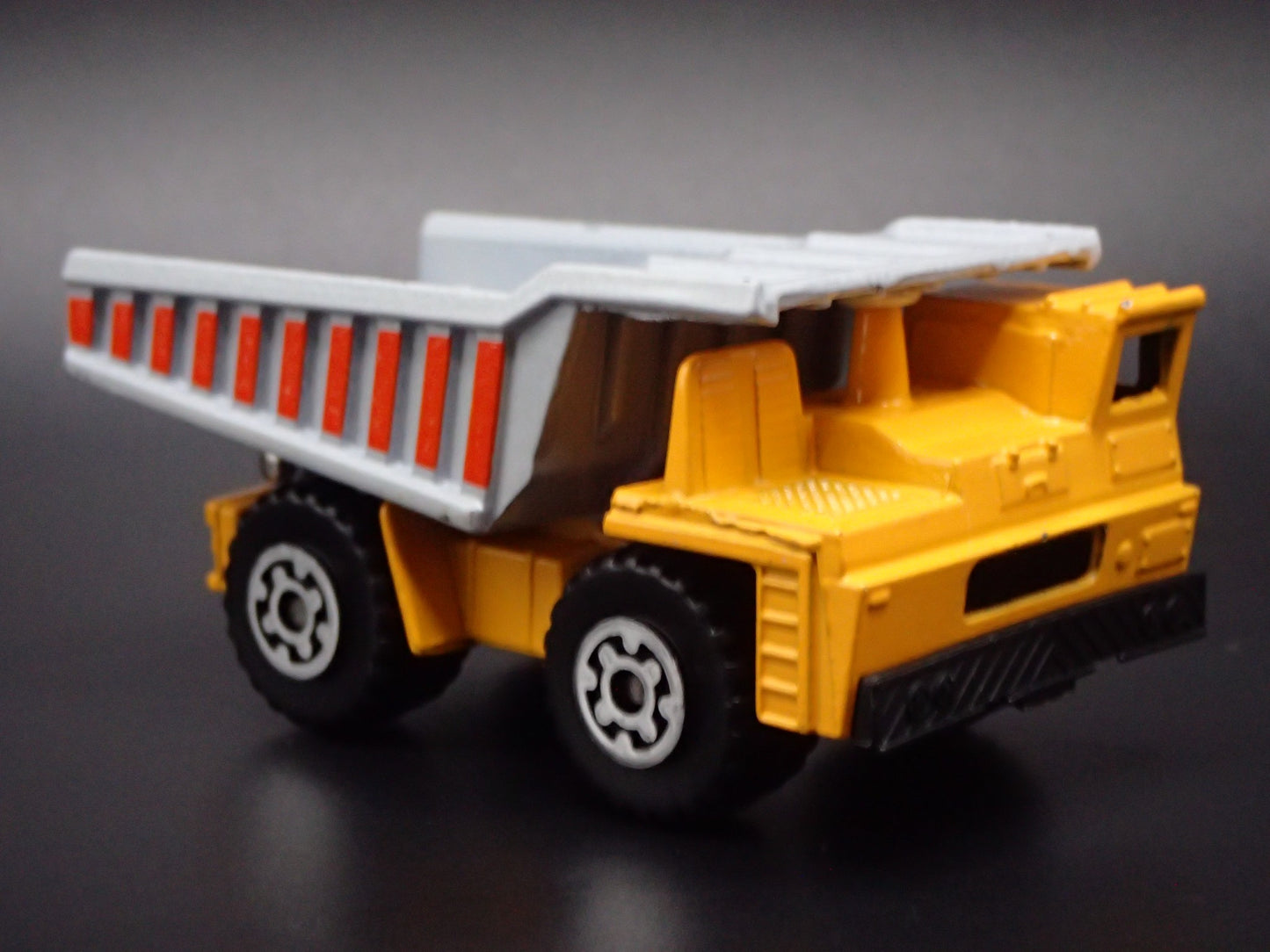 VINTAGE DUMP TRUCK YELLOW 1:64 MB SCALE COLLECTIBLE DIORAMA DIECAST MODEL CAR