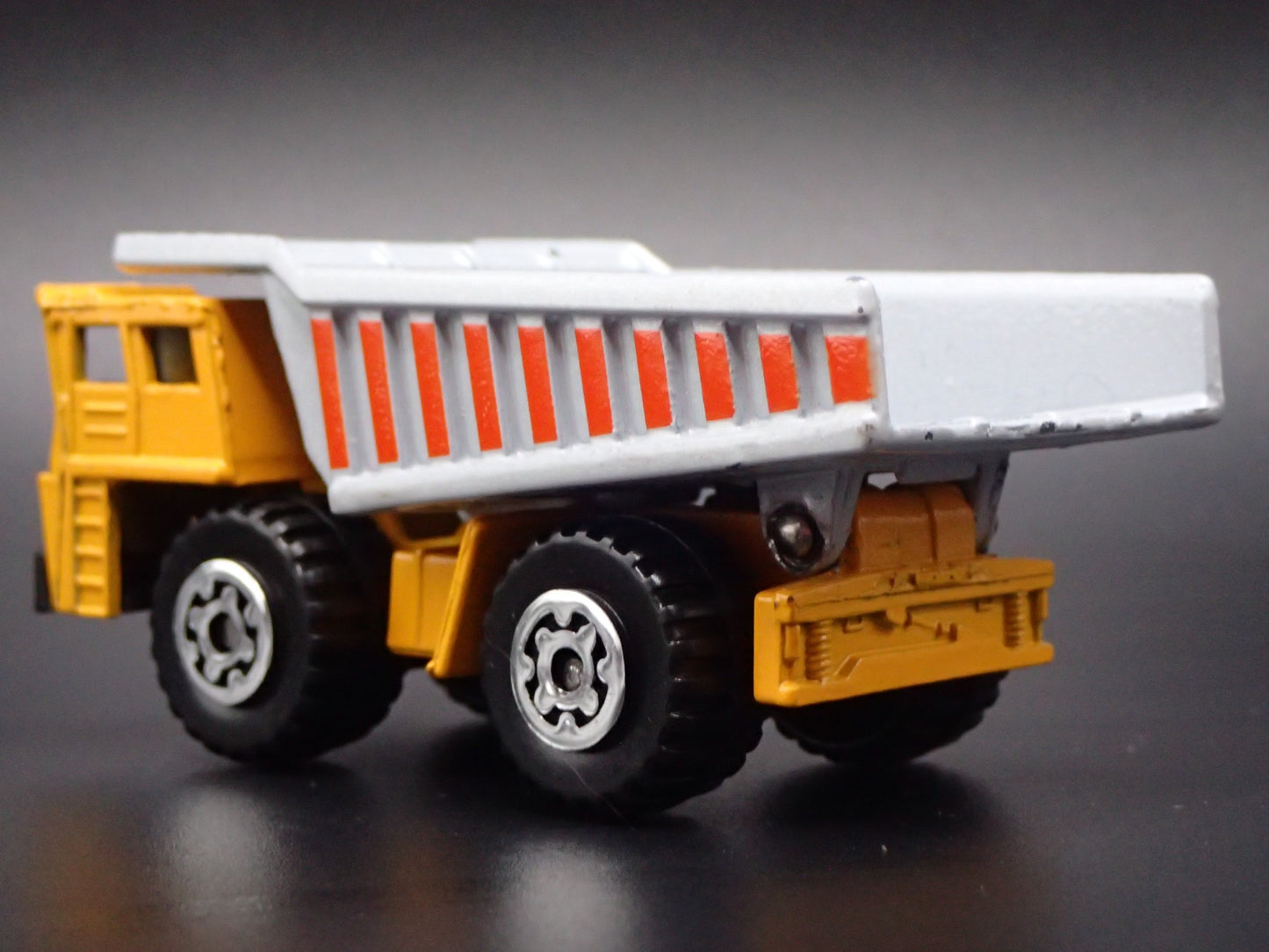 VINTAGE DUMP TRUCK YELLOW 1:64 MB SCALE COLLECTIBLE DIORAMA DIECAST MODEL CAR