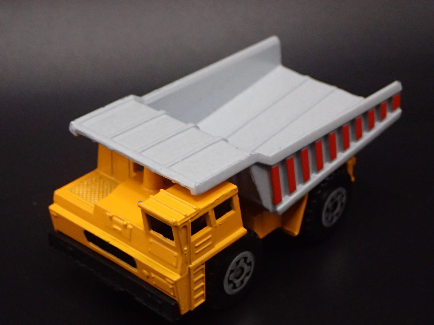 VINTAGE DUMP TRUCK YELLOW 1:64 MB SCALE COLLECTIBLE DIORAMA DIECAST MODEL CAR