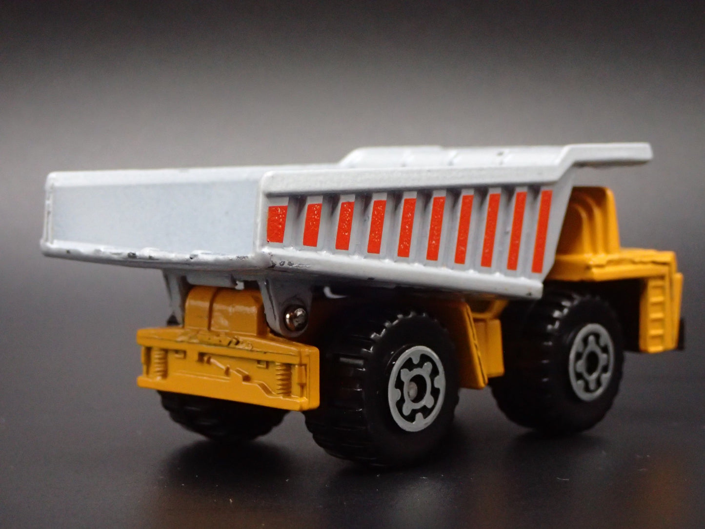 VINTAGE DUMP TRUCK YELLOW 1:64 MB SCALE COLLECTIBLE DIORAMA DIECAST MODEL CAR