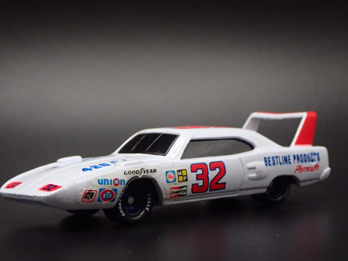 1970 70 PLYMOUTH SUPERBIRD DICK BROOKS #32 WHITE 1:64 SCALE DIECAST MODEL CAR