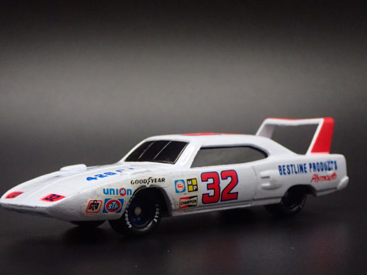 1970 70 PLYMOUTH SUPERBIRD DICK BROOKS #32 WHITE 1:64 SCALE DIECAST MODEL CAR