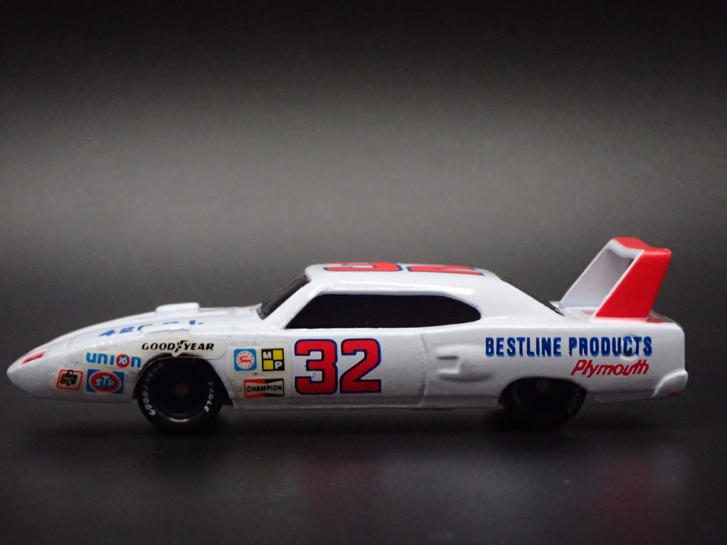 1970 70 PLYMOUTH SUPERBIRD DICK BROOKS #32 WHITE 1:64 SCALE DIECAST MODEL CAR