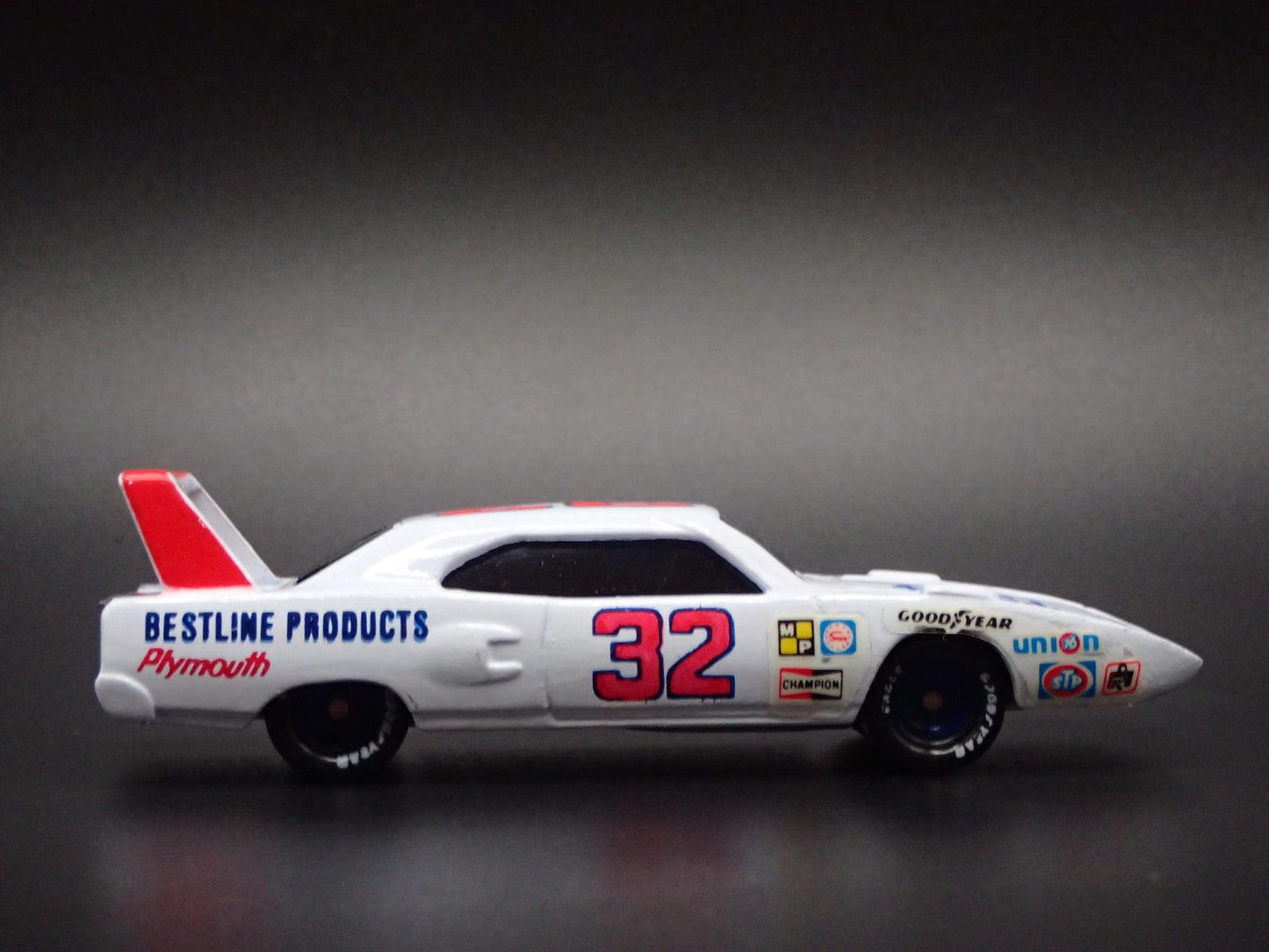 1970 70 PLYMOUTH SUPERBIRD DICK BROOKS #32 WHITE 1:64 SCALE DIECAST MODEL CAR