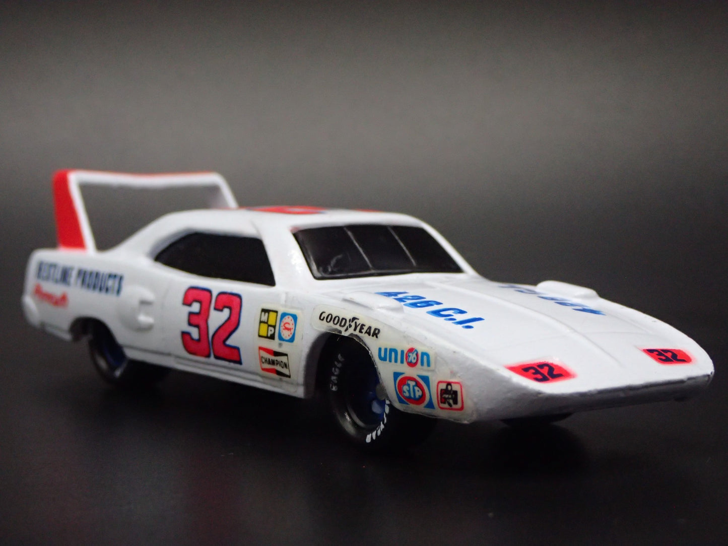 1970 70 PLYMOUTH SUPERBIRD DICK BROOKS #32 WHITE 1:64 SCALE DIECAST MODEL CAR