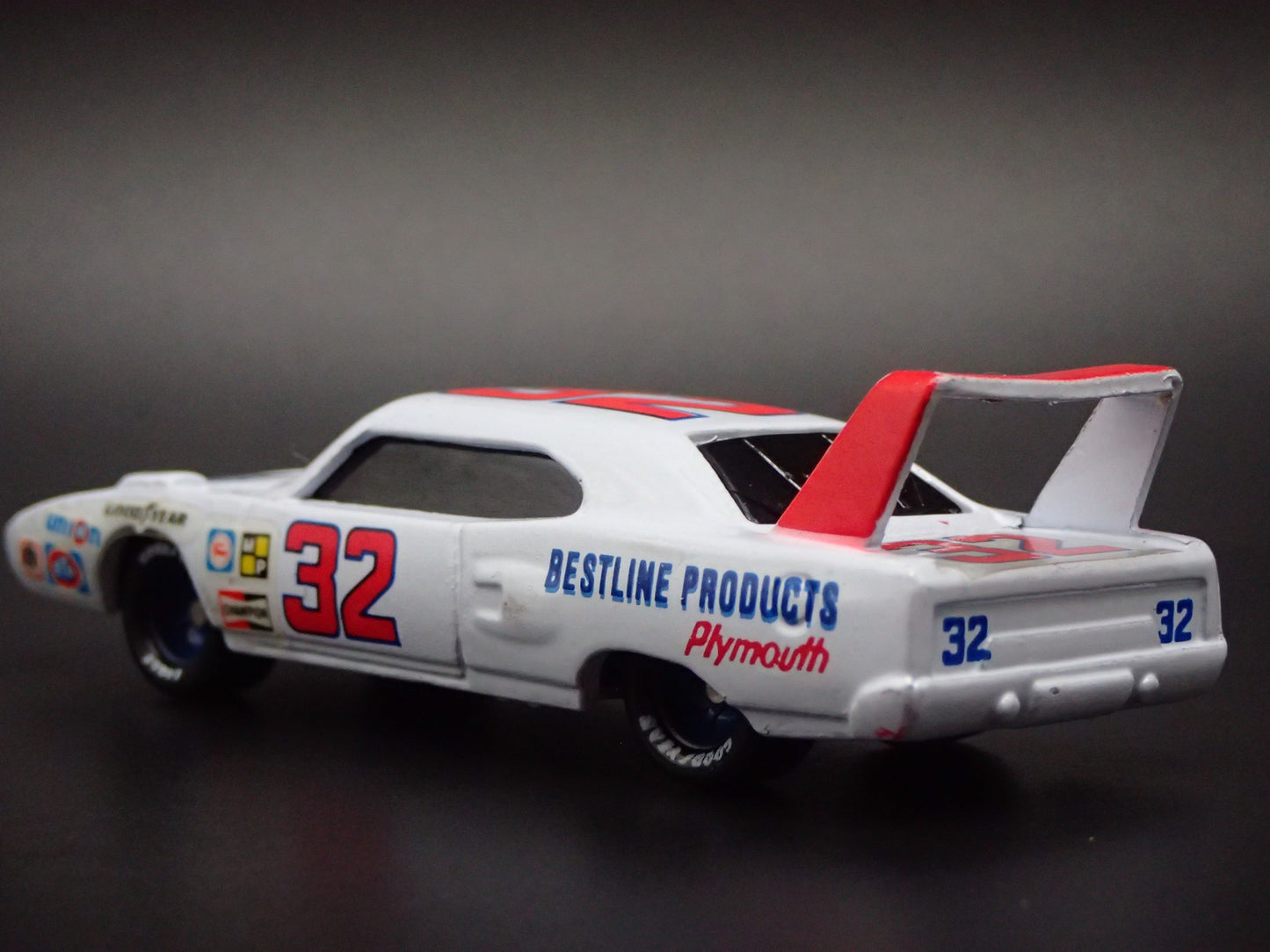 1970 70 PLYMOUTH SUPERBIRD DICK BROOKS #32 WHITE 1:64 SCALE DIECAST MODEL CAR