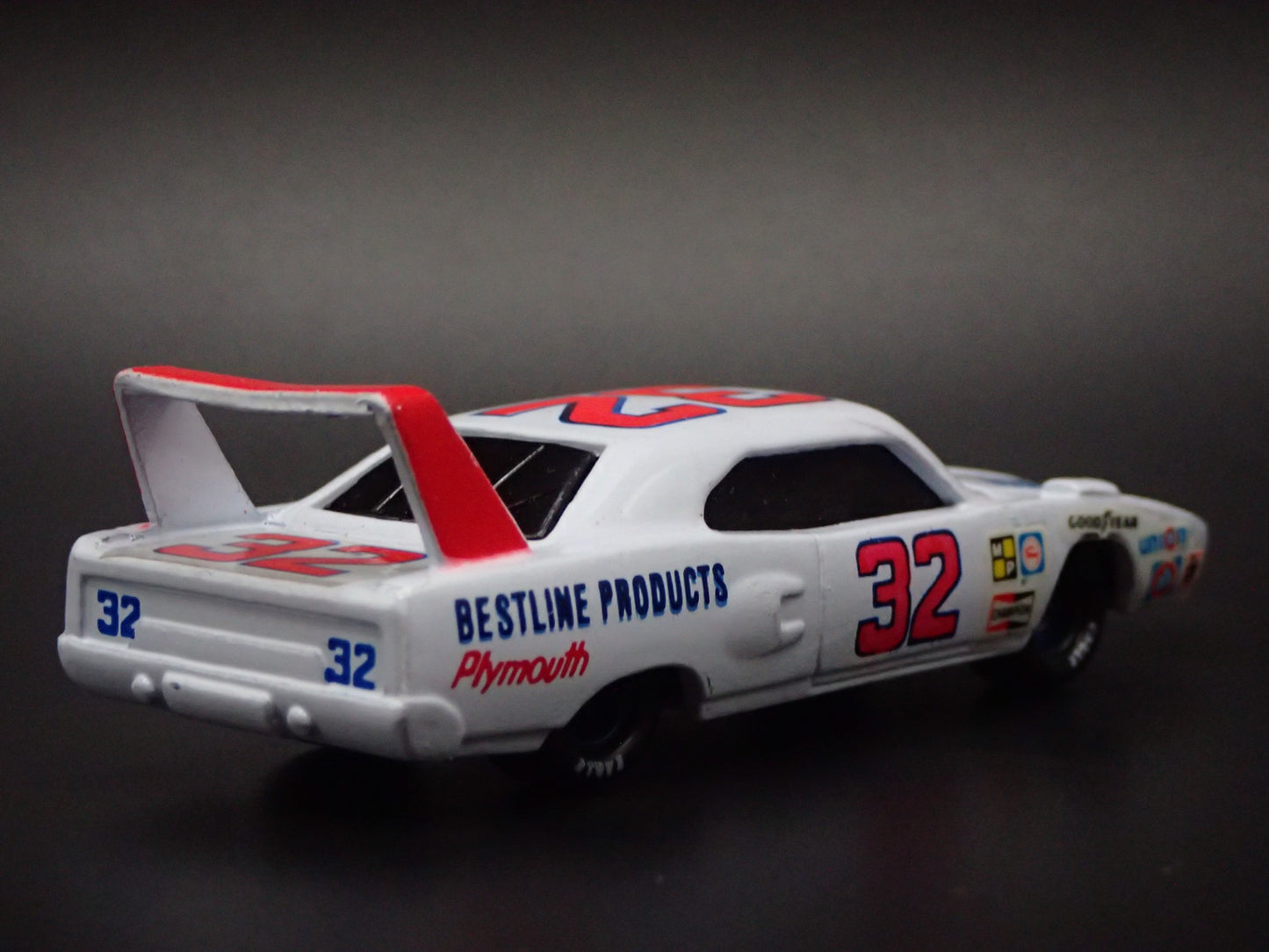 1970 70 PLYMOUTH SUPERBIRD DICK BROOKS #32 WHITE 1:64 SCALE DIECAST MODEL CAR