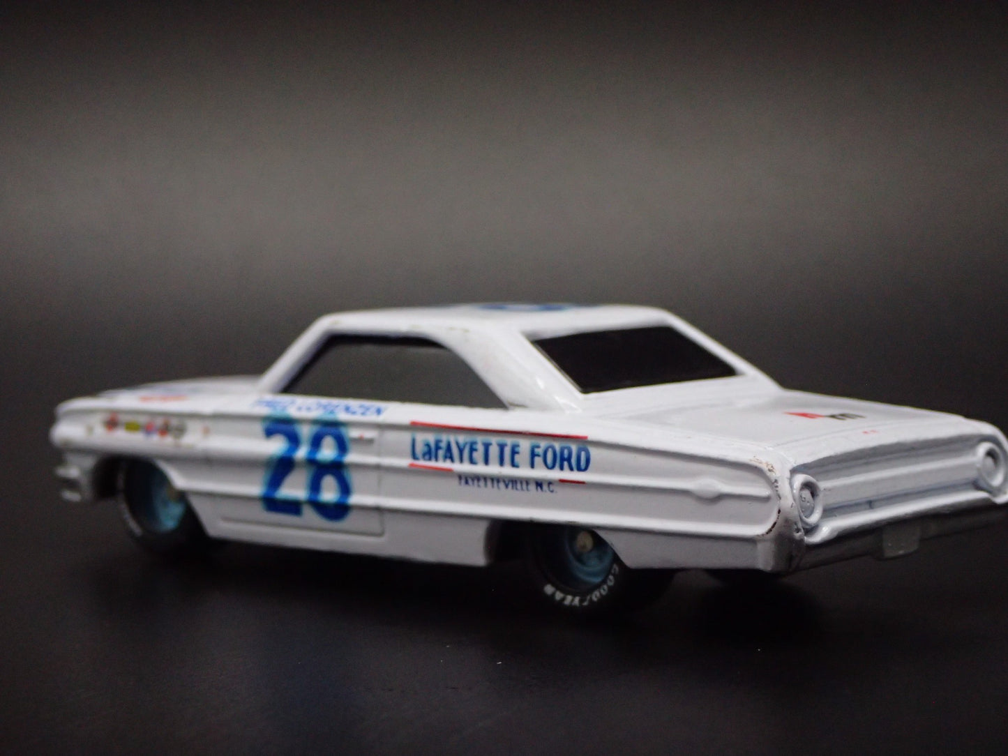 1964 64 FORD GALAXIE 28 FRED LORENZEN NASCAR WHITE 1:64 SCALE DIECAST MODEL CAR