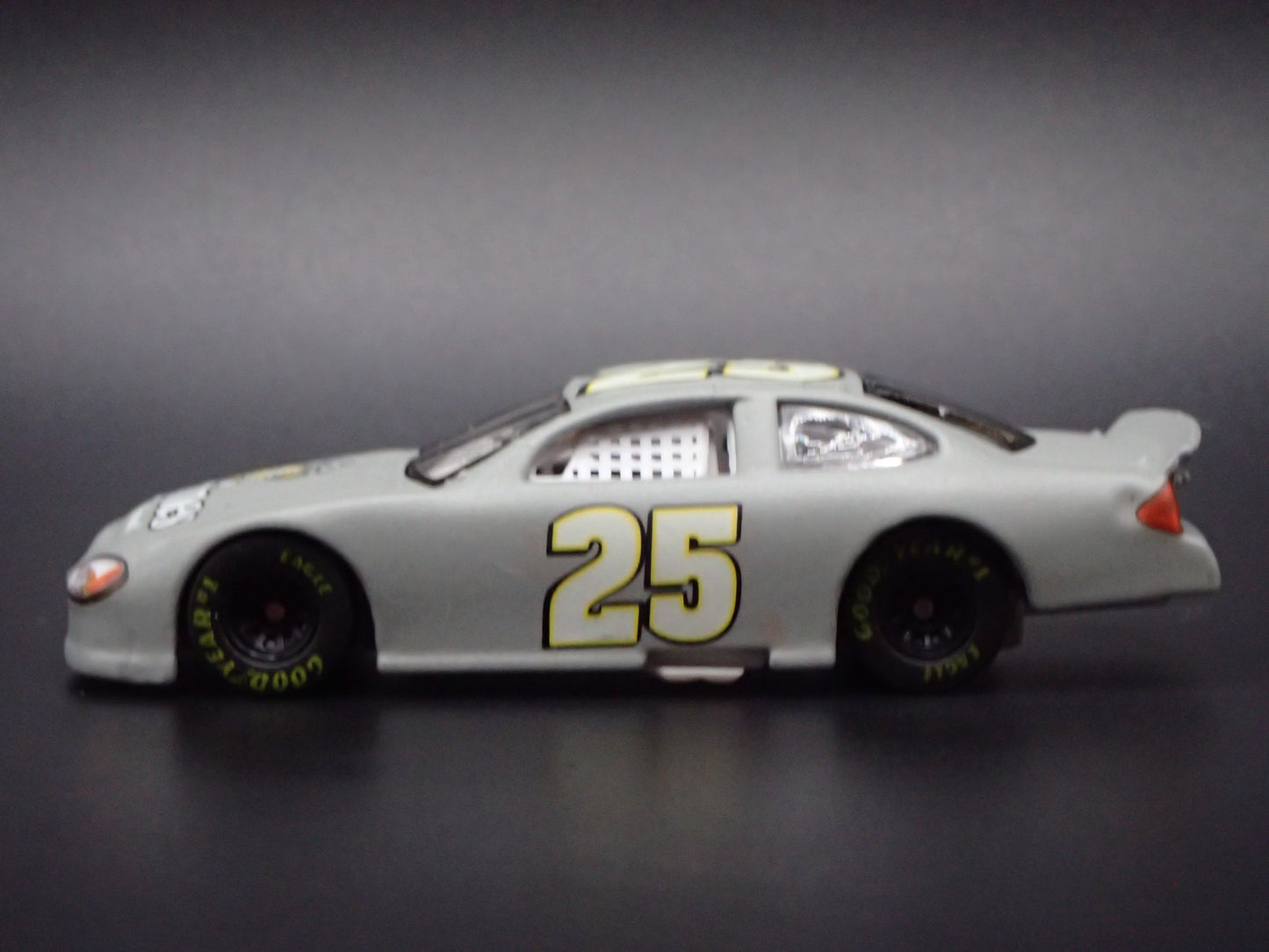 2002 02 FORD TAURUS #25 BOBBY HAMILTON JR MARINES NASCAR 1:64 SCALE DIECAST CAR