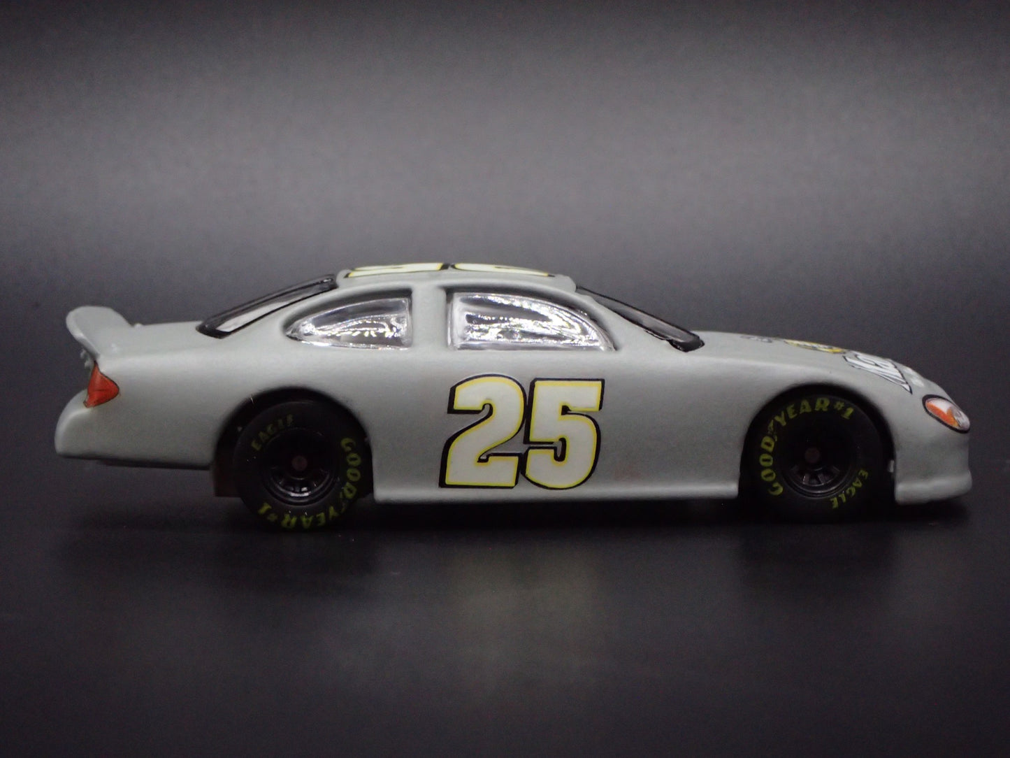 2002 02 FORD TAURUS #25 BOBBY HAMILTON JR MARINES NASCAR 1:64 SCALE DIECAST CAR