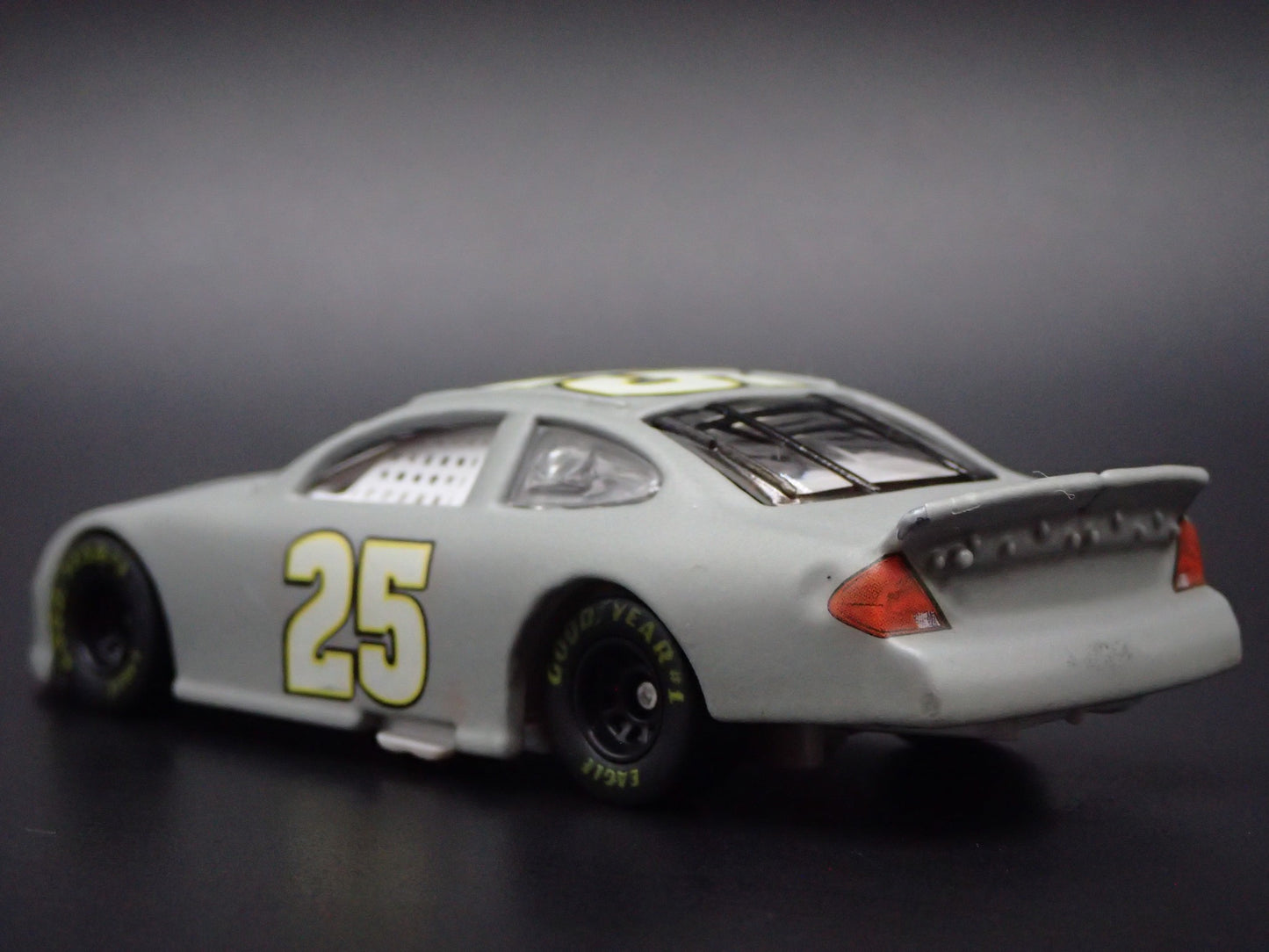 2002 02 FORD TAURUS #25 BOBBY HAMILTON JR MARINES NASCAR 1:64 SCALE DIECAST CAR