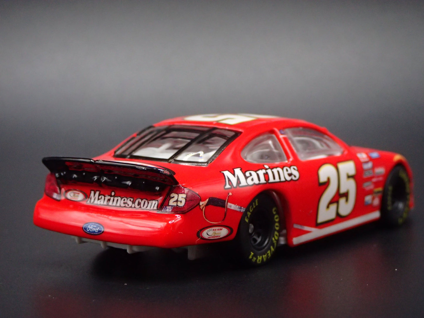 2002 02 FORD TAURUS #25 BOBBY HAMILTON JR MARINES NASCAR 1:64 SCALE DIECAST CAR