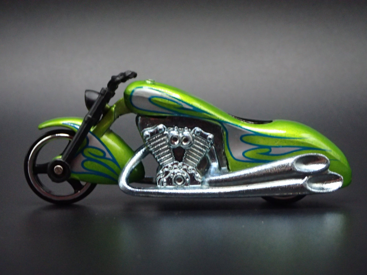 SCORCHIN SCOOTER MOTORCYCLE GREEN RARE 1:64 HW SCALE DIORAMA DIECAST MODEL CAR