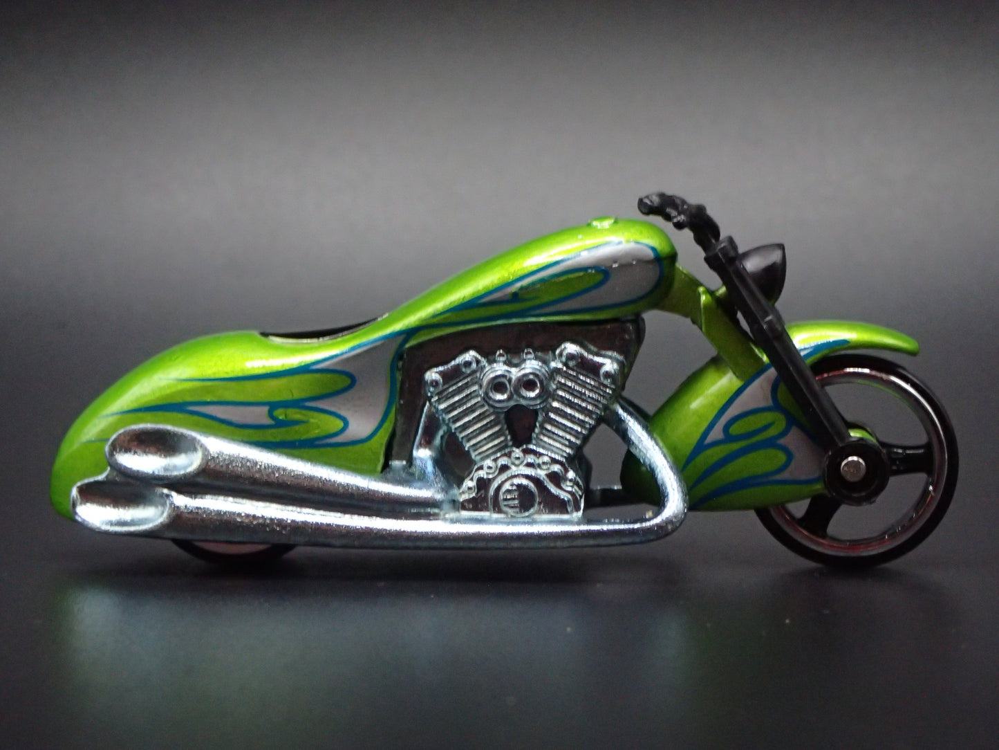 SCORCHIN SCOOTER MOTORCYCLE GREEN RARE 1:64 HW SCALE DIORAMA DIECAST MODEL CAR