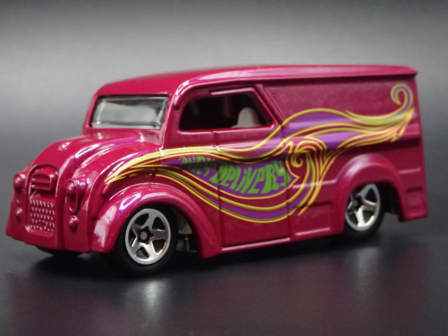 1937 - 1986 DIVCO  DAIRY DELIVERY MILK TRUCK PURPLE 1:64 SCALE DIECAST MODEL CAR