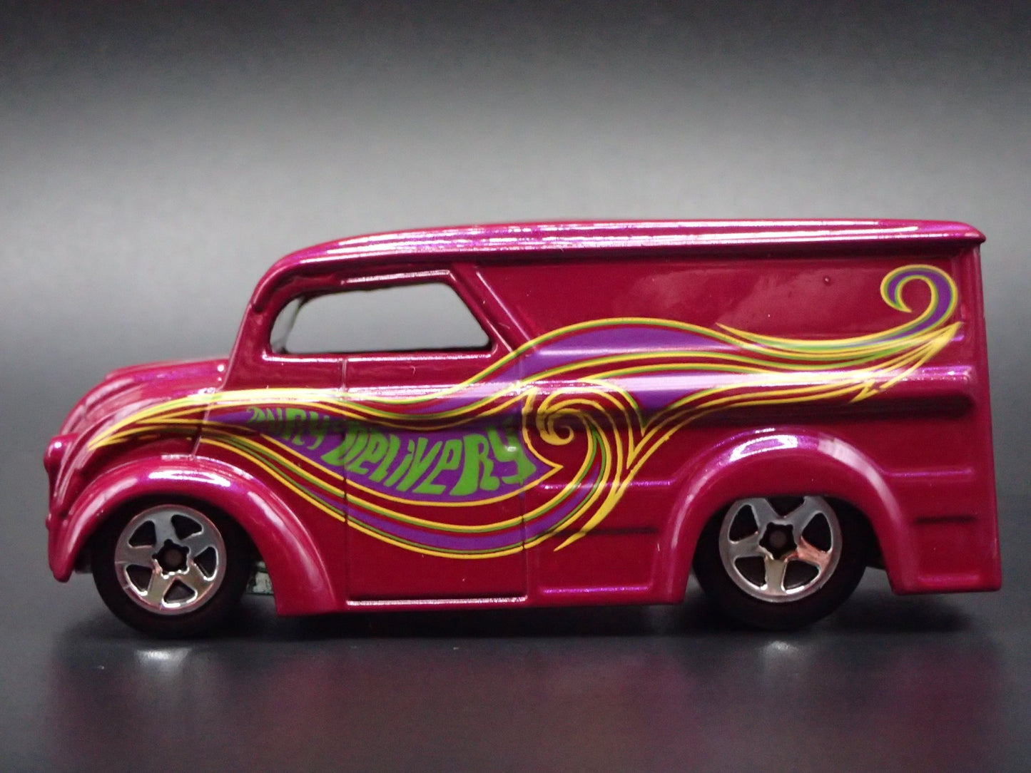 1937 - 1986 DIVCO  DAIRY DELIVERY MILK TRUCK PURPLE 1:64 SCALE DIECAST MODEL CAR