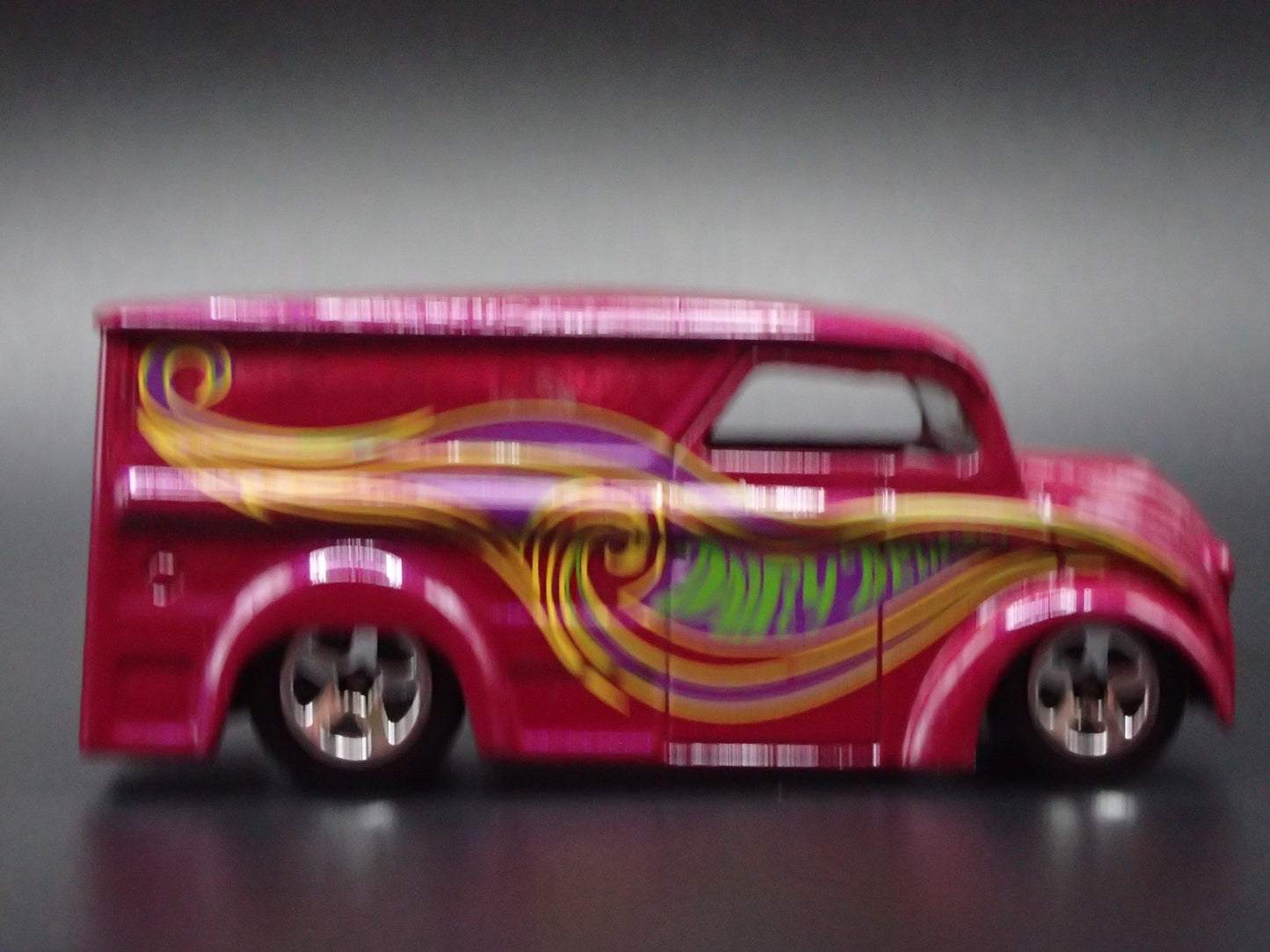 1937 - 1986 DIVCO  DAIRY DELIVERY MILK TRUCK PURPLE 1:64 SCALE DIECAST MODEL CAR