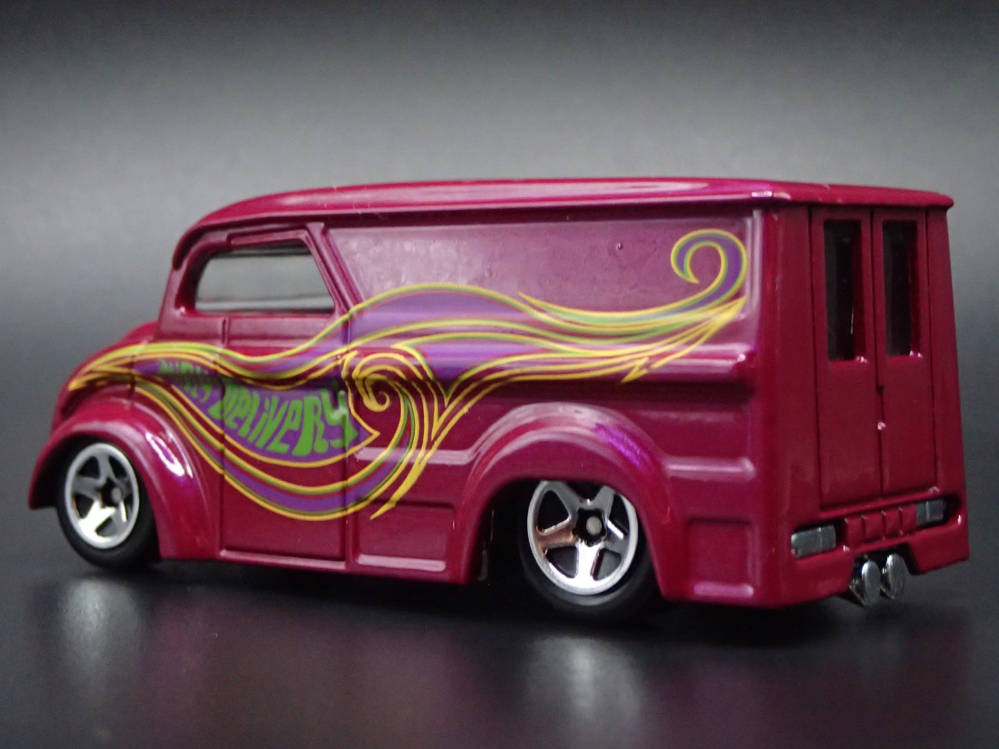 1937 - 1986 DIVCO  DAIRY DELIVERY MILK TRUCK PURPLE 1:64 SCALE DIECAST MODEL CAR