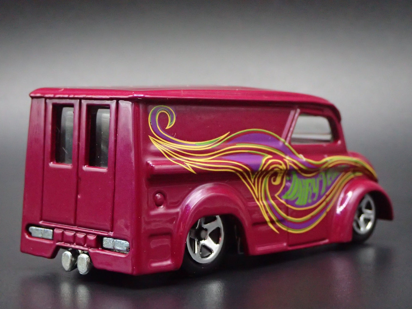 1937 - 1986 DIVCO  DAIRY DELIVERY MILK TRUCK PURPLE 1:64 SCALE DIECAST MODEL CAR