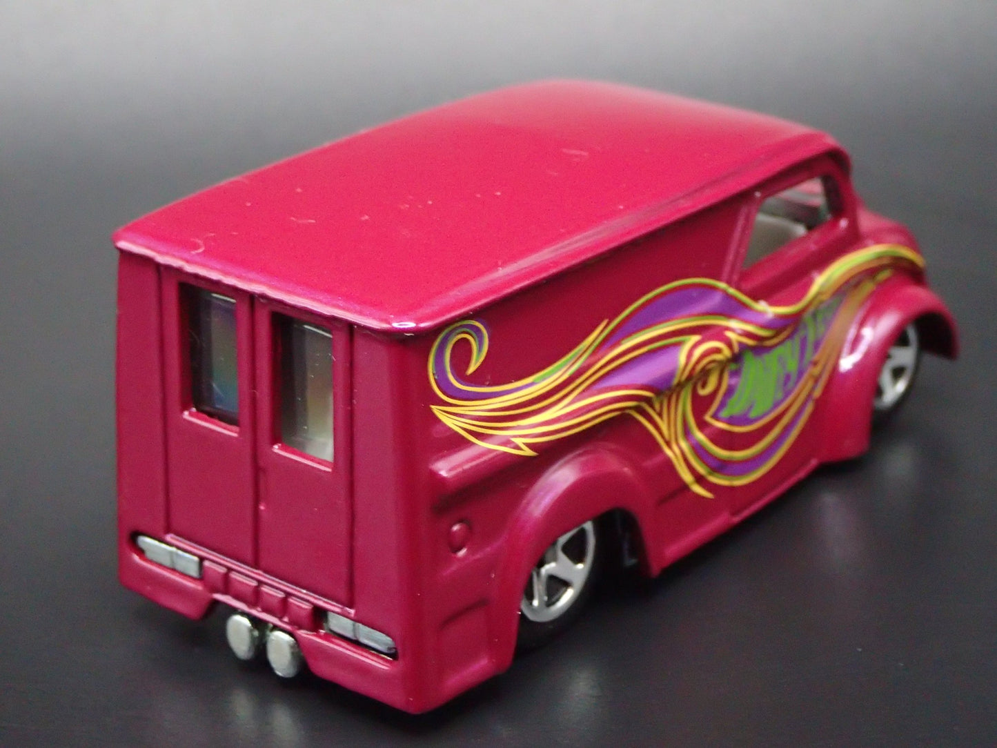 1937 - 1986 DIVCO  DAIRY DELIVERY MILK TRUCK PURPLE 1:64 SCALE DIECAST MODEL CAR