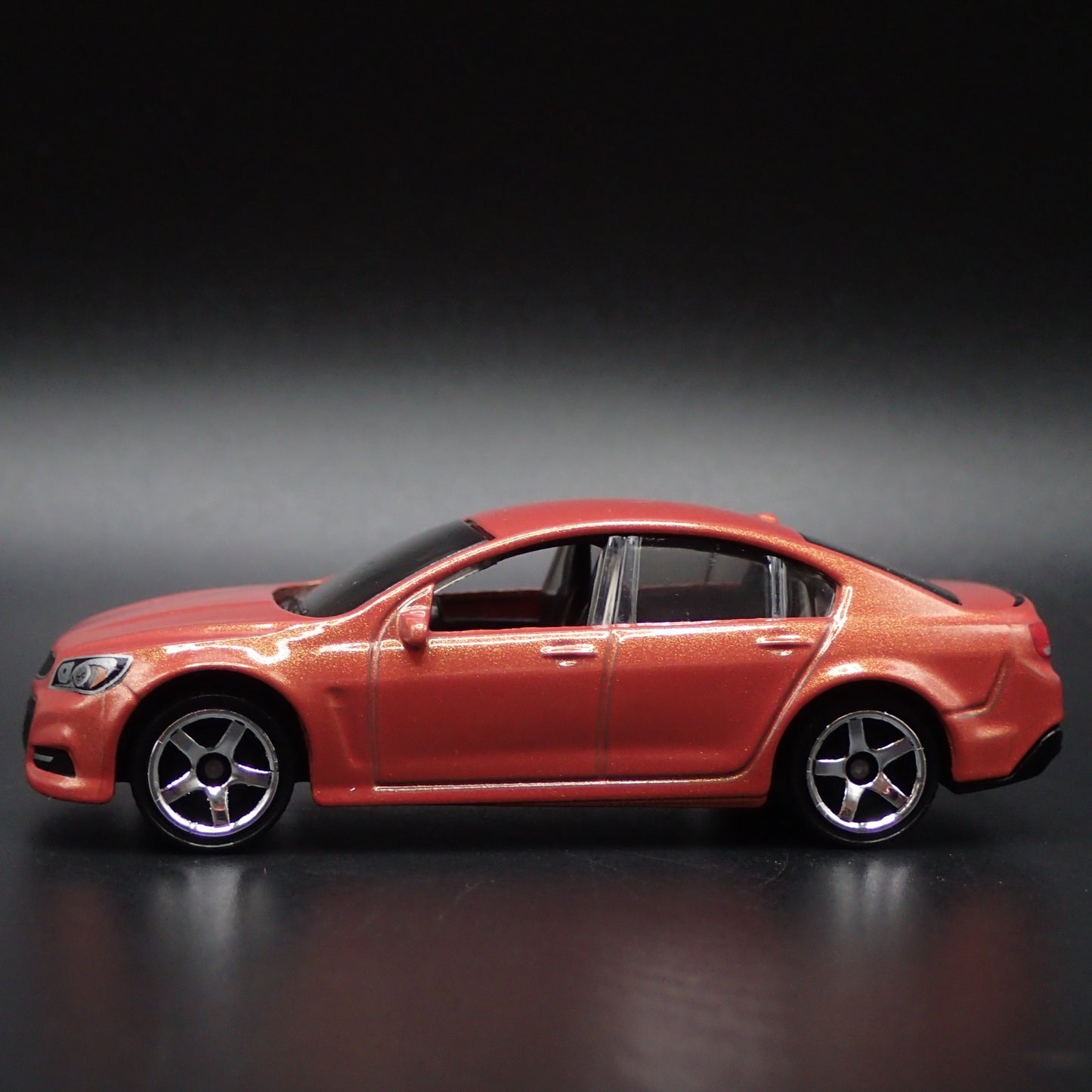 HOLDEN VF COMMODORE SSV 4 FOUR DOOR SEDAN 1:64 SCALE DIORAMA DIECAST MODEL CAR