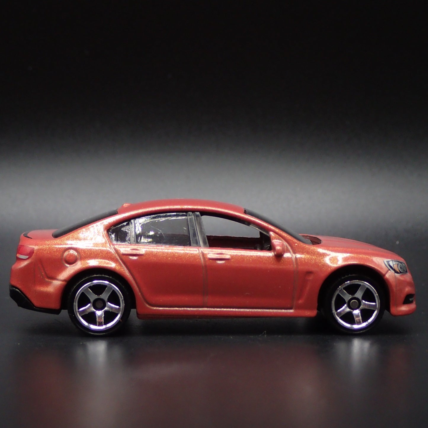 HOLDEN VF COMMODORE SSV 4 FOUR DOOR SEDAN 1:64 SCALE DIORAMA DIECAST MODEL CAR