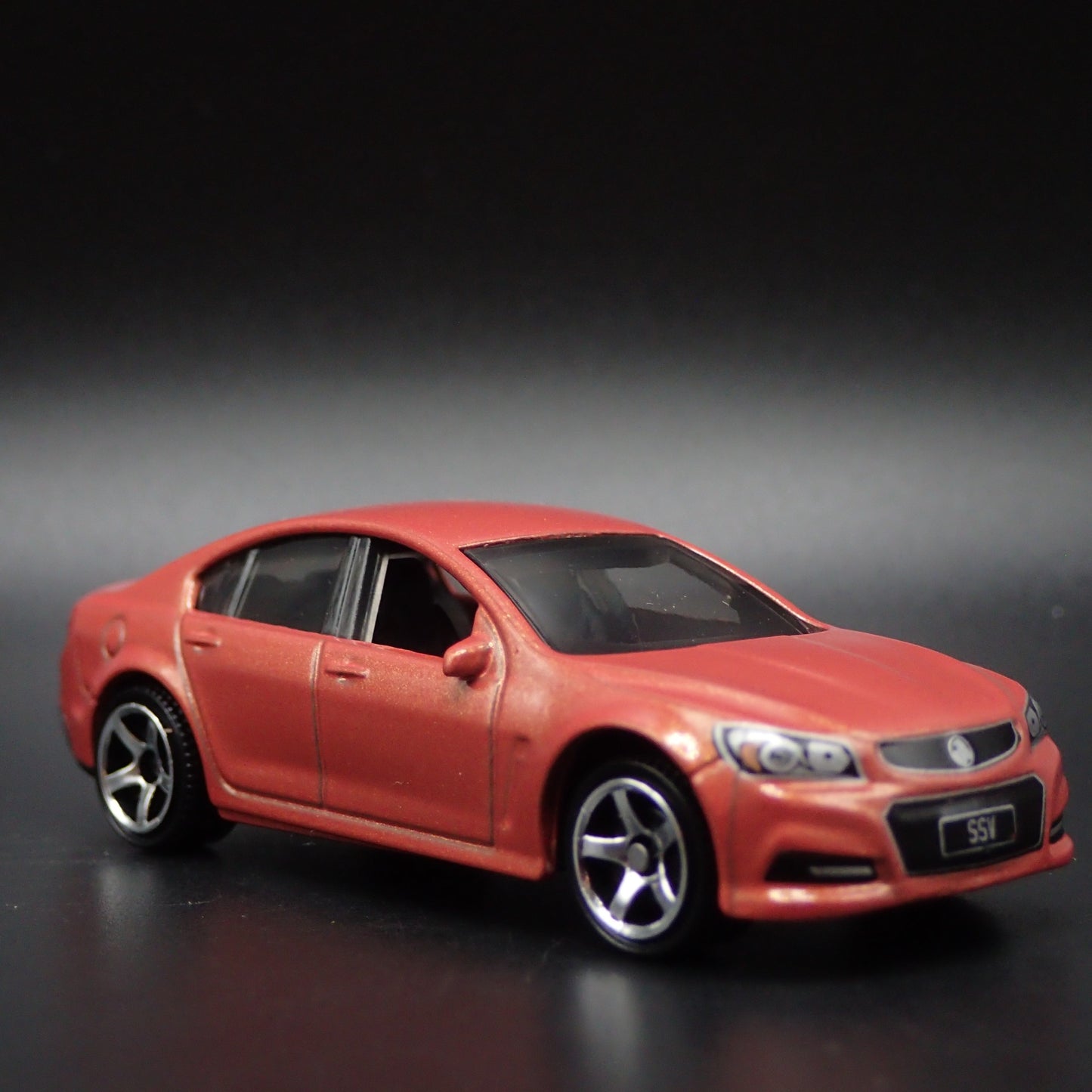 HOLDEN VF COMMODORE SSV 4 FOUR DOOR SEDAN 1:64 SCALE DIORAMA DIECAST MODEL CAR