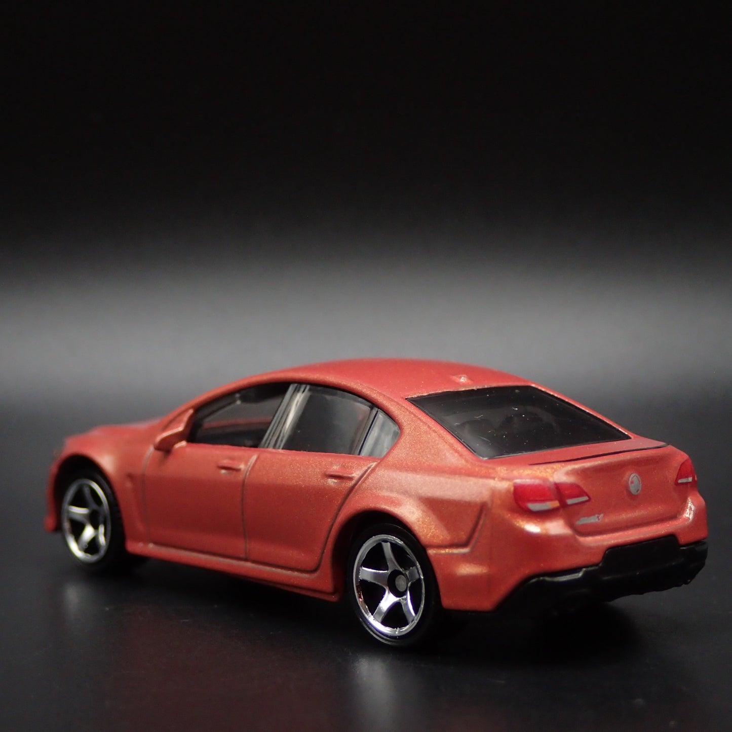 HOLDEN VF COMMODORE SSV 4 FOUR DOOR SEDAN 1:64 SCALE DIORAMA DIECAST MODEL CAR