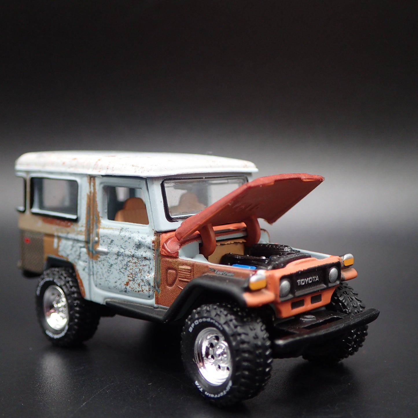 1980 80 TOYOTA LAND CRUISER FJ40 BARN FIND 1/64 SCALE DIORAMA DIECAST MODEL CAR