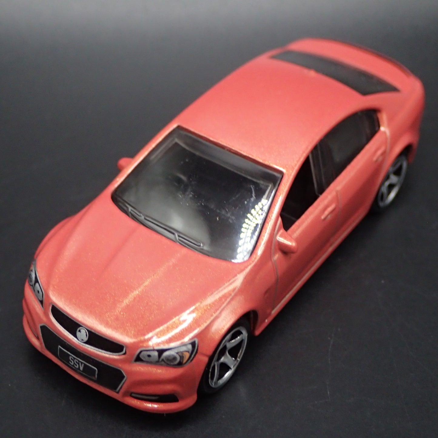 HOLDEN VF COMMODORE SSV 4 FOUR DOOR SEDAN 1:64 SCALE DIORAMA DIECAST MODEL CAR