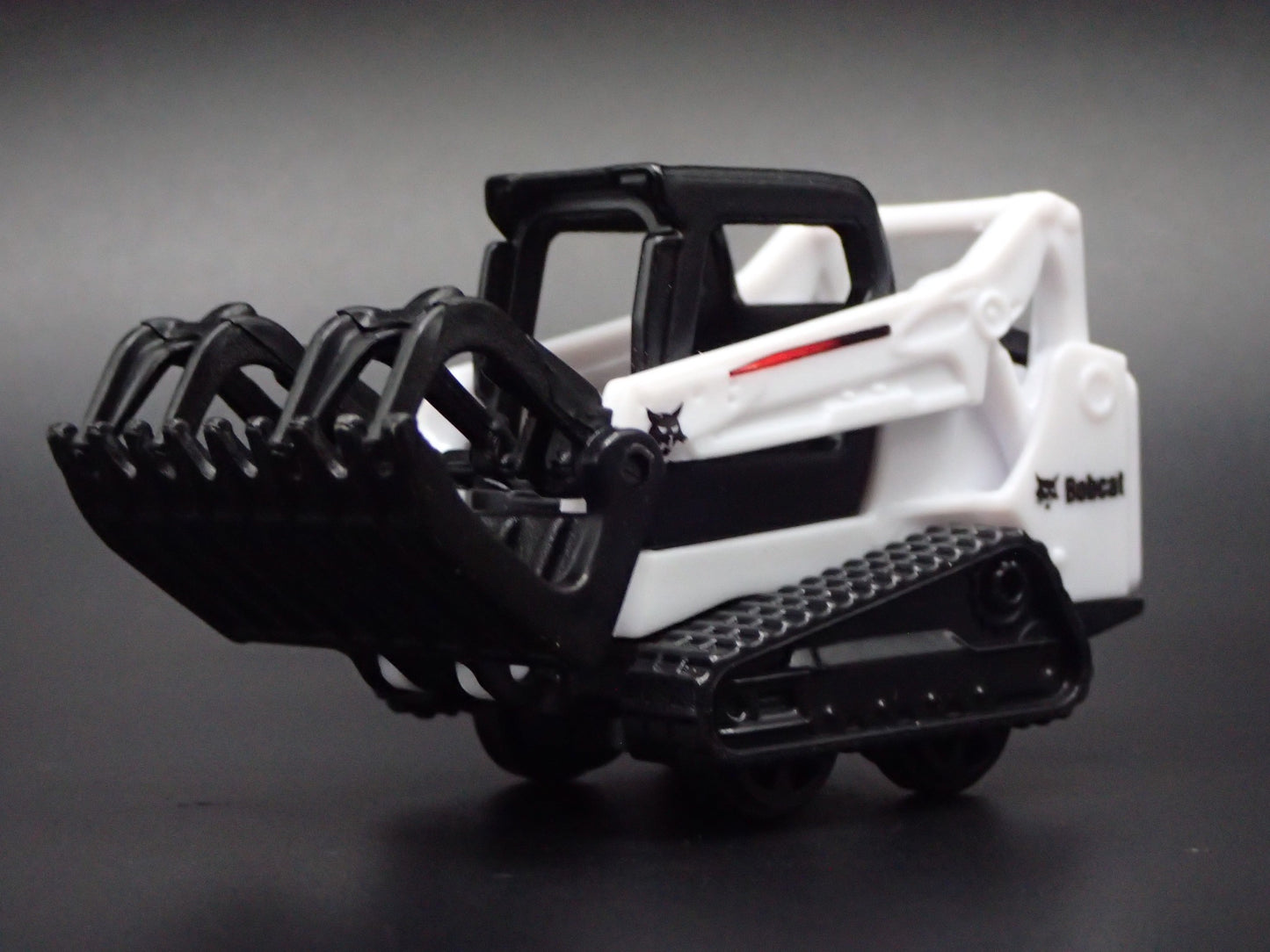 CONSTRUCTION SKID STEER BOBCAT LOADER WHITE 1:64 SCALE DIECAST MODEL CAR