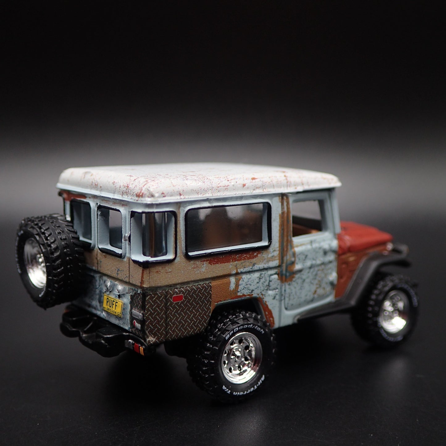 1980 80 TOYOTA LAND CRUISER FJ40 BARN FIND 1/64 SCALE DIORAMA DIECAST MODEL CAR