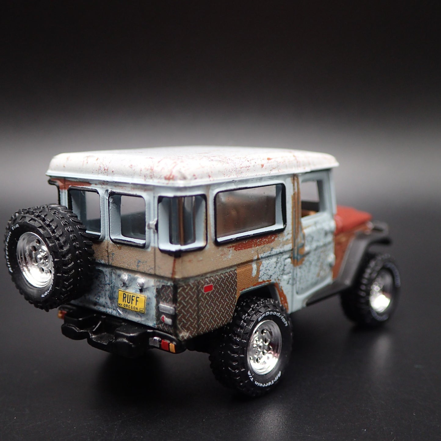 1980 80 TOYOTA LAND CRUISER FJ40 BARN FIND 1/64 SCALE DIORAMA DIECAST MODEL CAR
