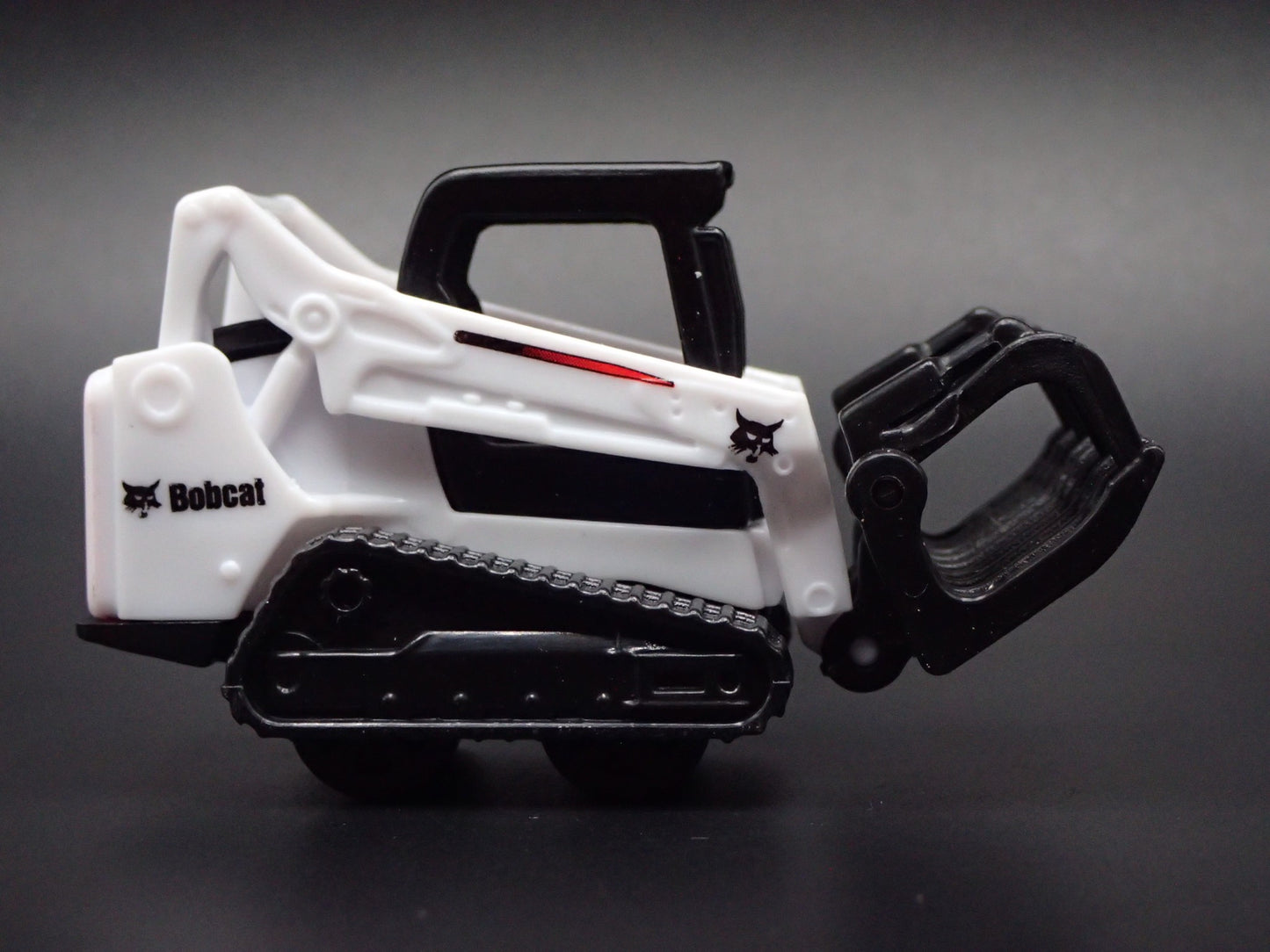 CONSTRUCTION SKID STEER BOBCAT LOADER WHITE 1:64 SCALE DIECAST MODEL CAR