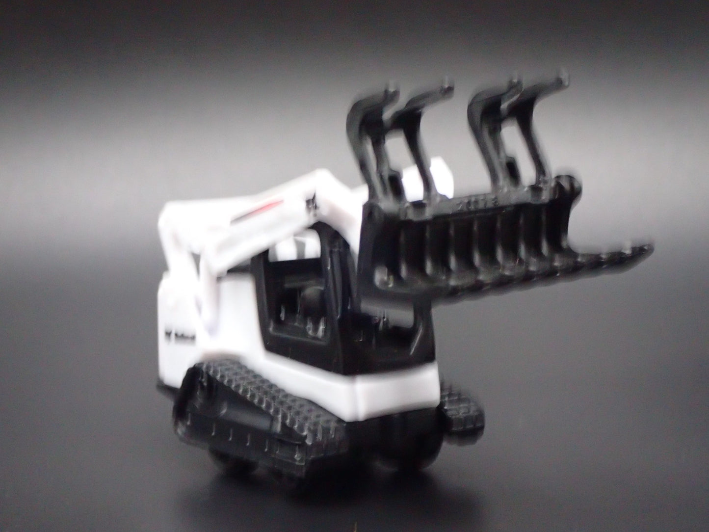CONSTRUCTION SKID STEER BOBCAT LOADER WHITE 1:64 SCALE DIECAST MODEL CAR