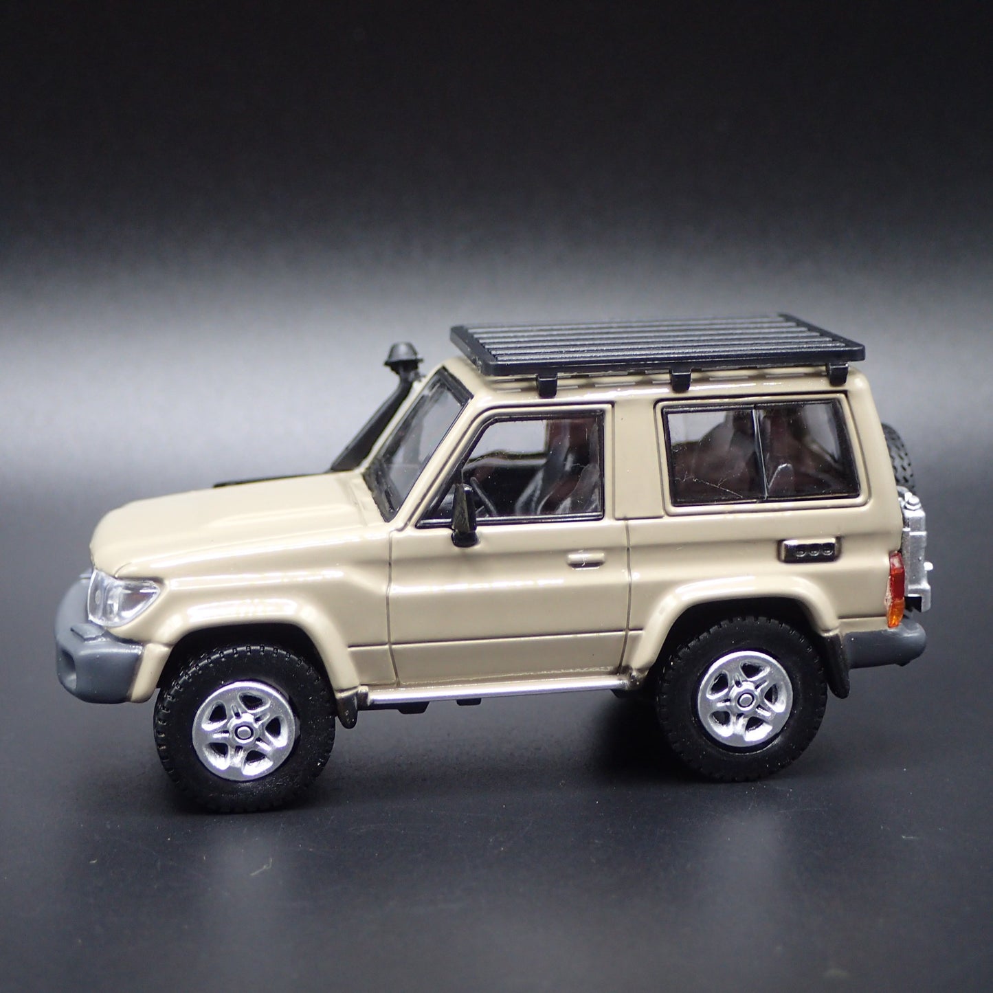TOYOTA LAND CRUISER 70 SERIES 1/64 SCALE COLLECTIBLE DIORAMA DIECAST MODEL CAR