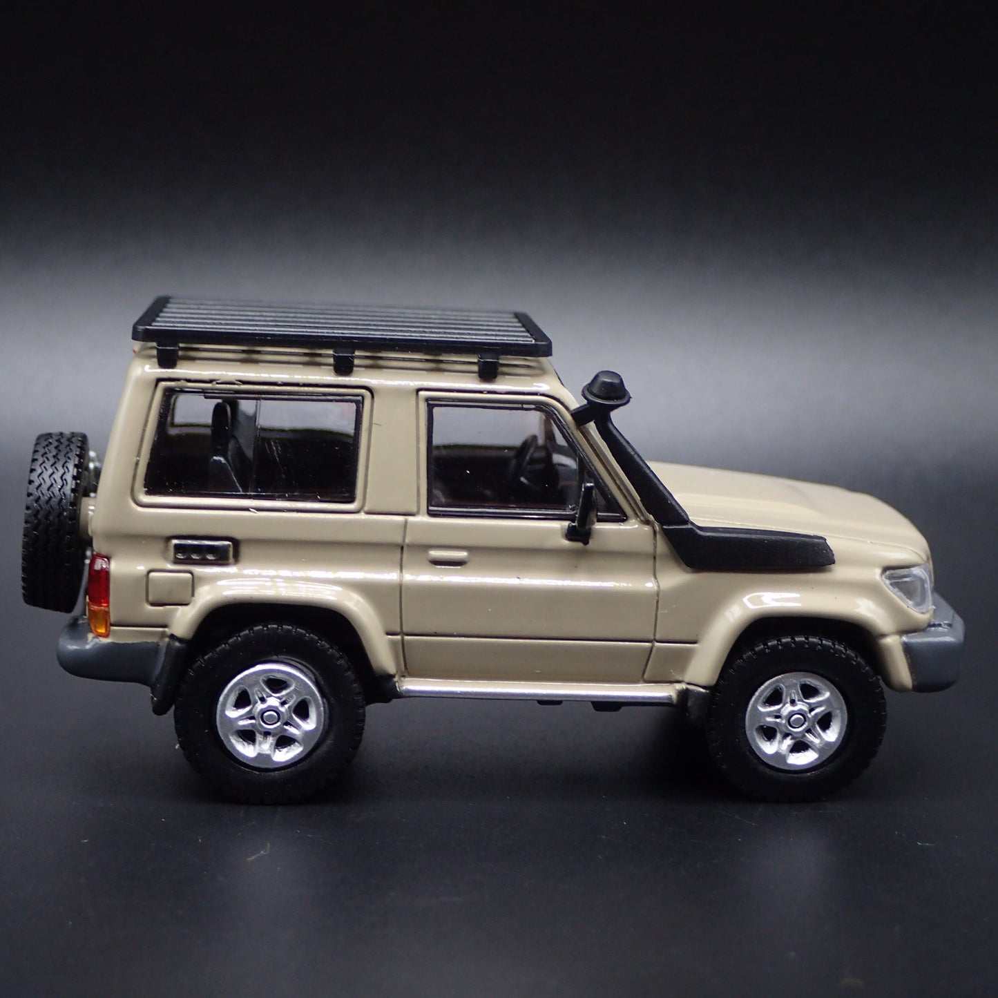TOYOTA LAND CRUISER 70 SERIES 1/64 SCALE COLLECTIBLE DIORAMA DIECAST MODEL CAR