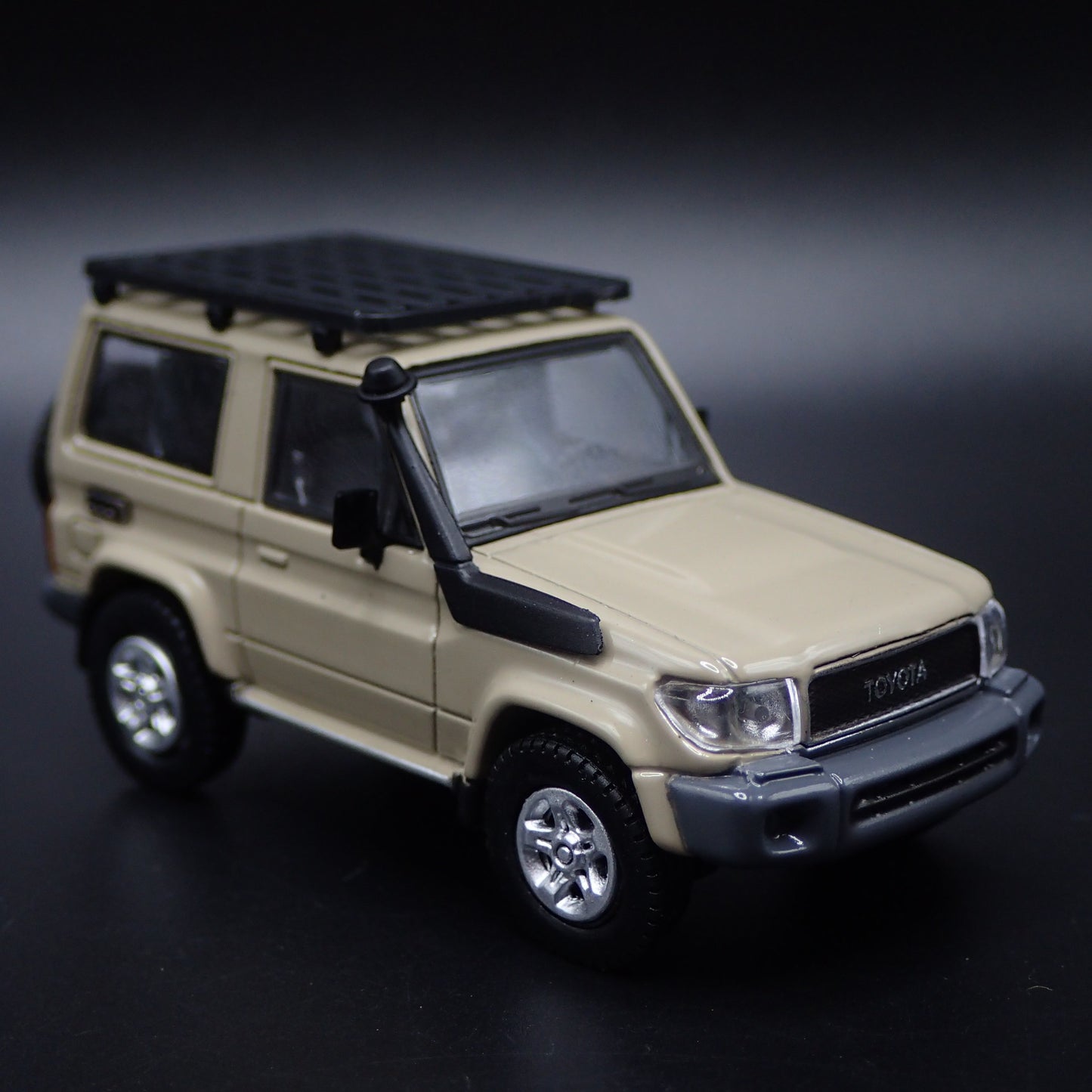 TOYOTA LAND CRUISER 70 SERIES 1/64 SCALE COLLECTIBLE DIORAMA DIECAST MODEL CAR