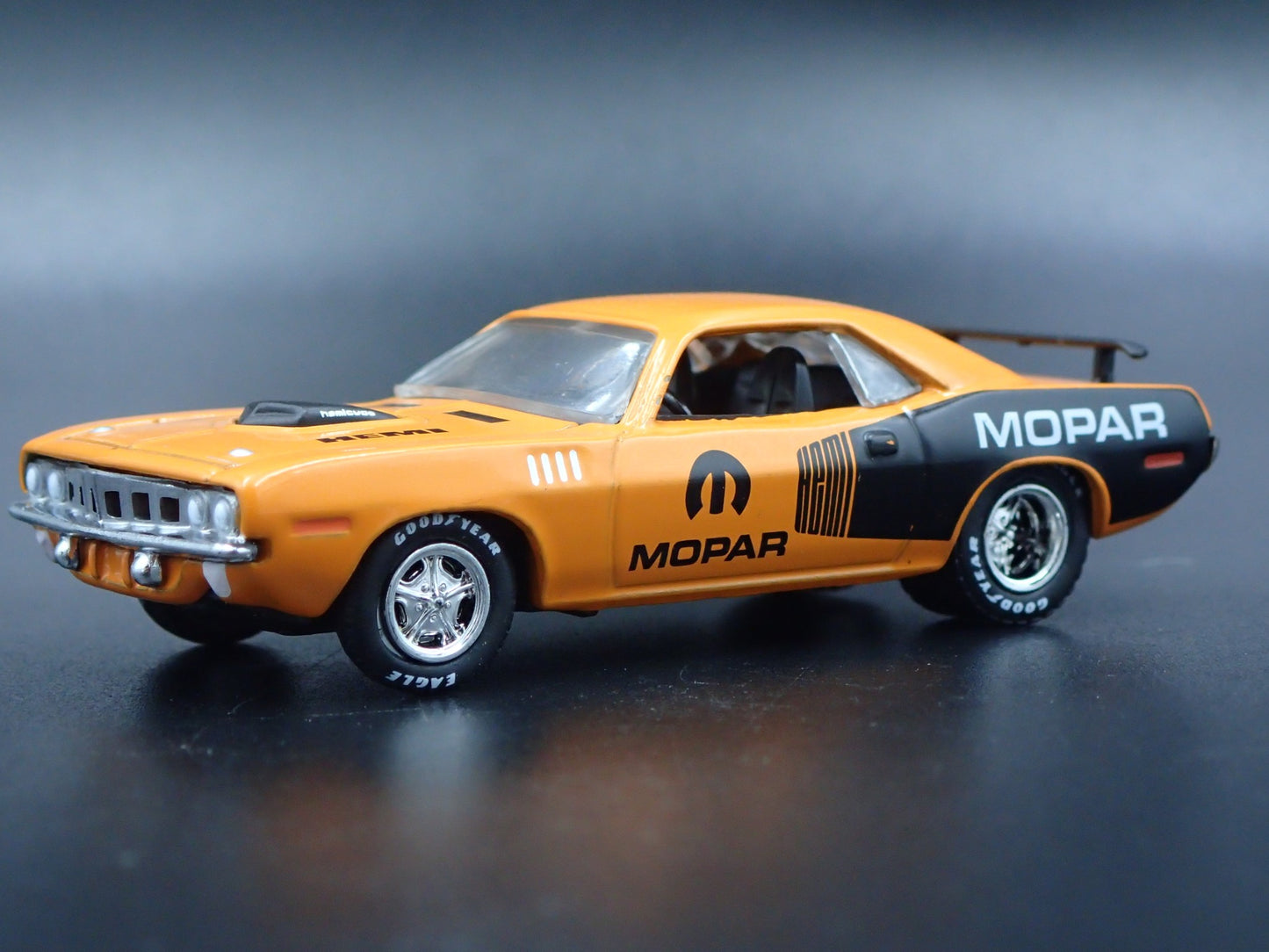 1971 71 PLYMOUTH HEMI CUDA MOPAR ORANGE 1:64 SCALE DIORAMA DIECAST MODEL CAR