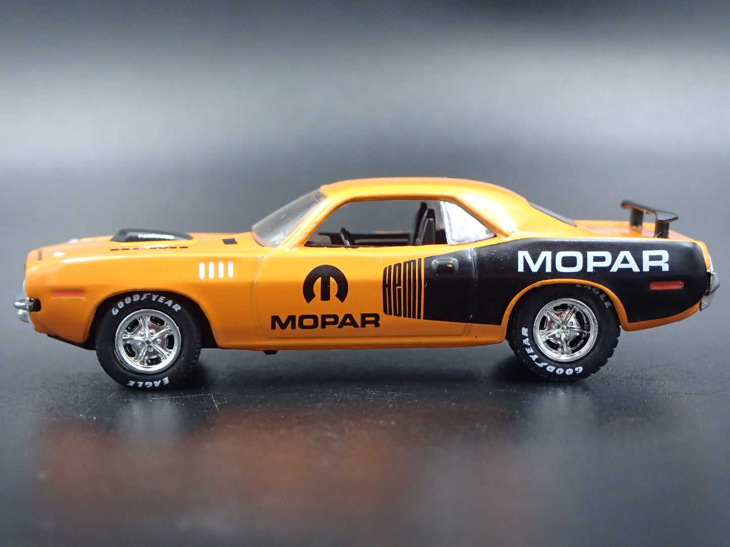 1971 71 PLYMOUTH HEMI CUDA MOPAR ORANGE 1:64 SCALE DIORAMA DIECAST MODEL CAR