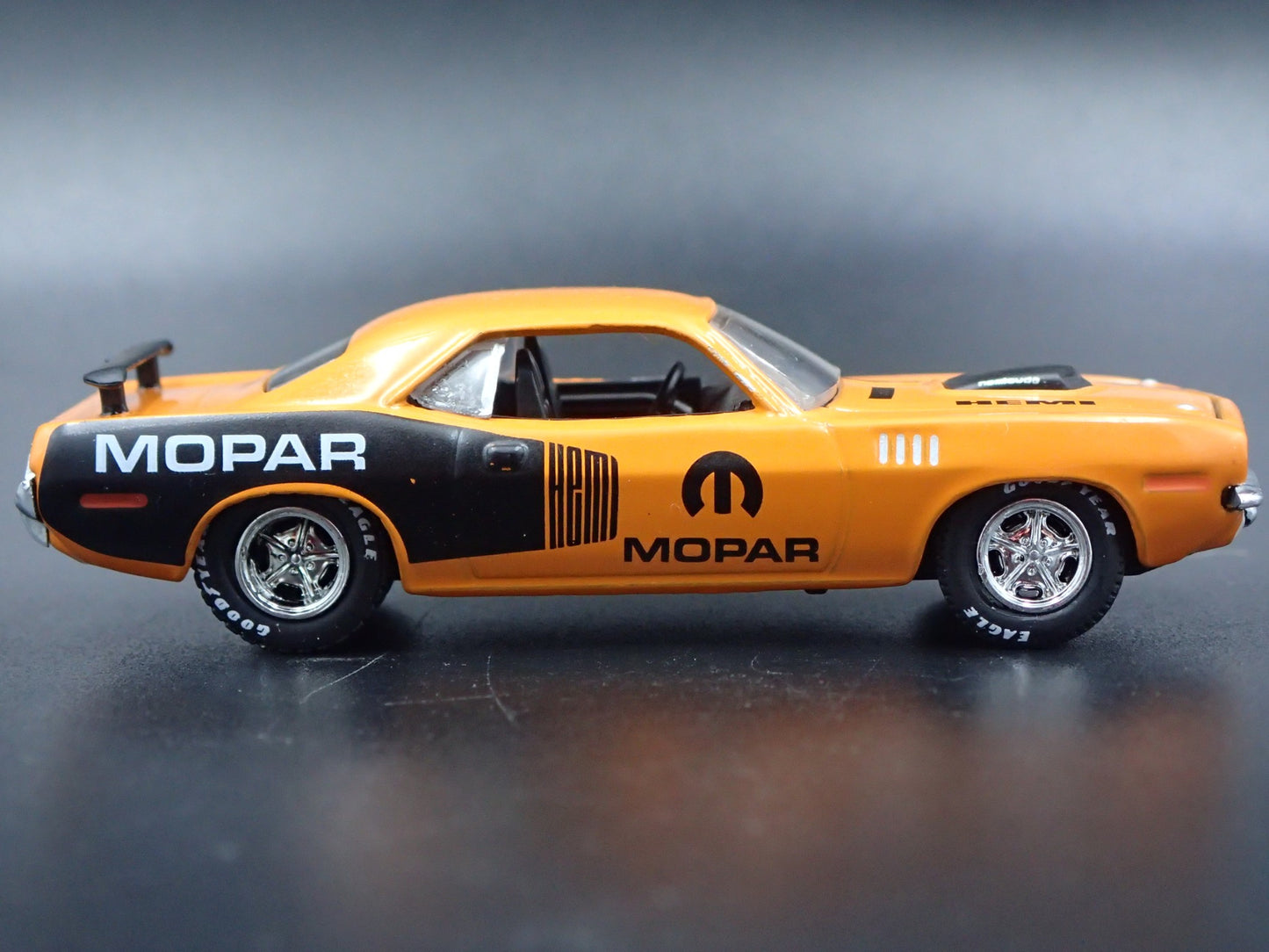 1971 71 PLYMOUTH HEMI CUDA MOPAR ORANGE 1:64 SCALE DIORAMA DIECAST MODEL CAR
