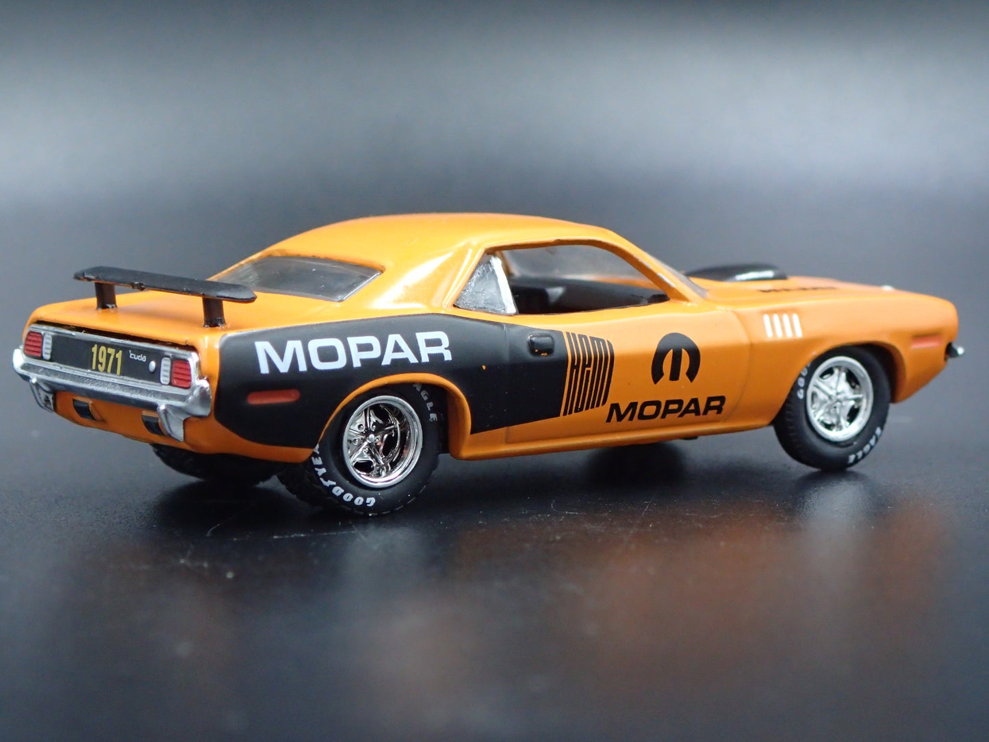 1971 71 PLYMOUTH HEMI CUDA MOPAR ORANGE 1:64 SCALE DIORAMA DIECAST MODEL CAR