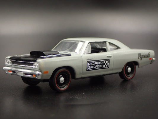 1969 69 PLYMOUTH ROAD RUNNER HEMI MOPAR 1:64 SCALE DIORAMA DIECAST MODEL CAR