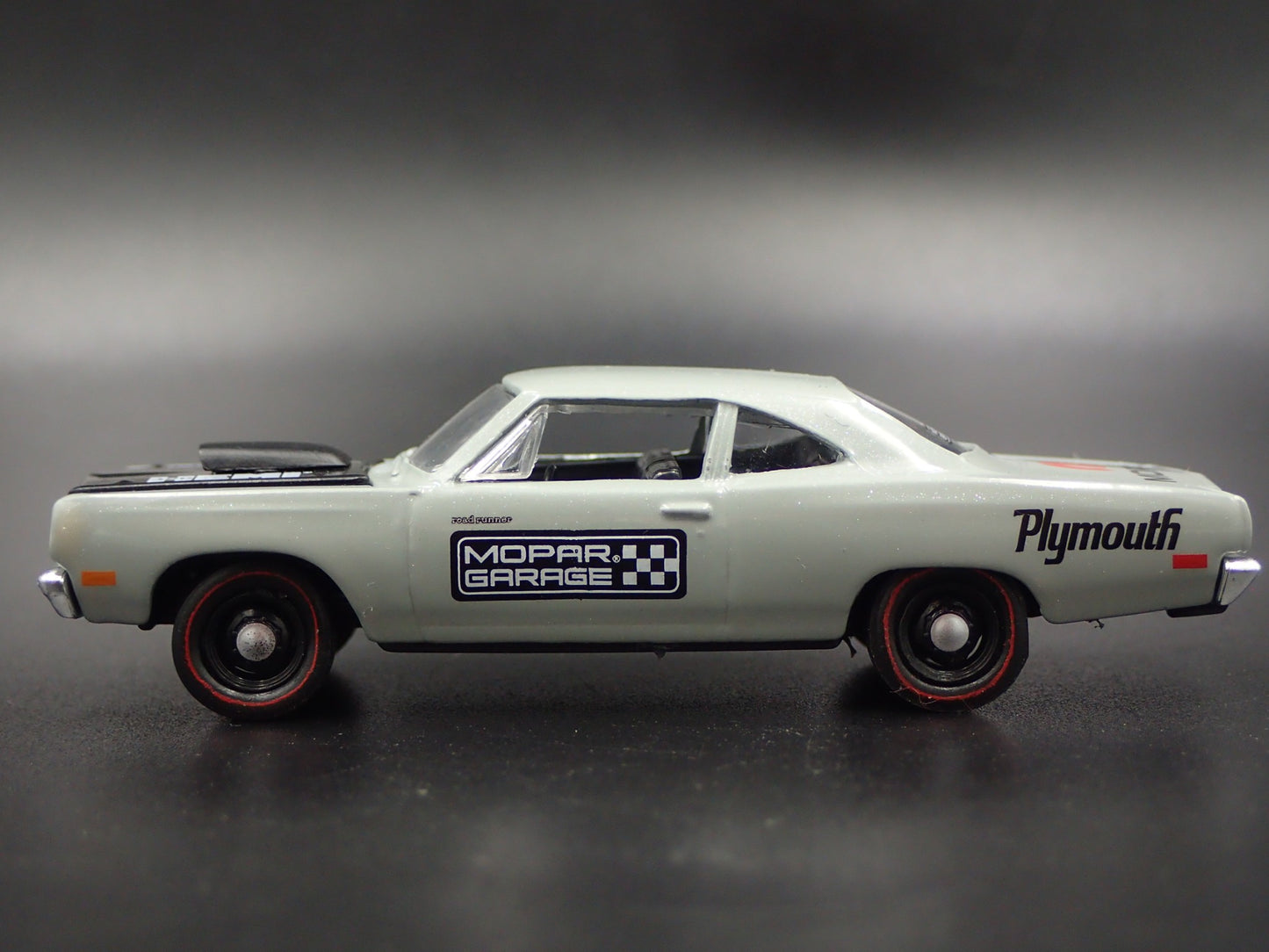 1969 69 PLYMOUTH ROAD RUNNER HEMI MOPAR 1:64 SCALE DIORAMA DIECAST MODEL CAR